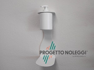 Porta dispenser da muro per Gel Igienizzante mani prodotta in italia Questo modello di supporto per gel igienizzante mani si applica a muro, in esso si inserisce il flacone dosatore del gel igienizzante per le mani. Il foto per il flacone è di diametro standar per dosatori a pompetta da 0,25 - 0,5 e 1 litro. Prodotta su nostre specifiche in Italia.