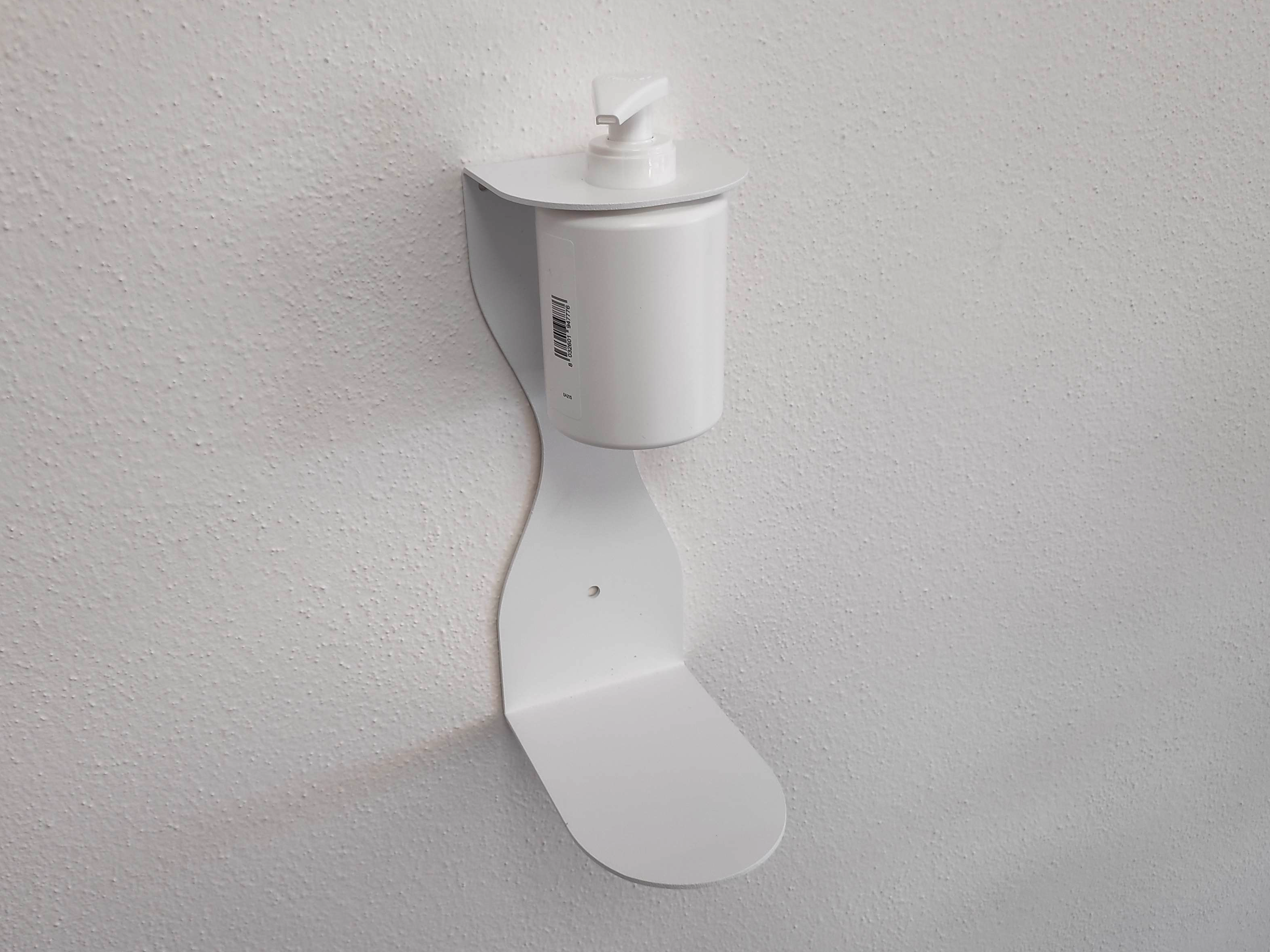 Questo modello di supporto per gel igienizzante mani si applica a muro, in esso si inserisce il flacone dosatore del gel igienizzante per le mani. Il foto per il flacone è di diametro standar per dosatori a pompetta da 0,25 - 0,5 e 1 litro. Prodotta su nostre specifiche in Italia.