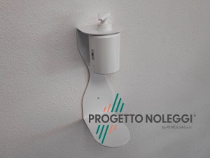 Porta dispenser da muro per Gel Igienizzante mani prodotta in italia Questo modello di supporto per gel igienizzante mani si applica a muro, in esso si inserisce il flacone dosatore del gel igienizzante per le mani. Il foto per il flacone è di diametro standar per dosatori a pompetta da 0,25 - 0,5 e 1 litro. Prodotta su nostre specifiche in Italia.