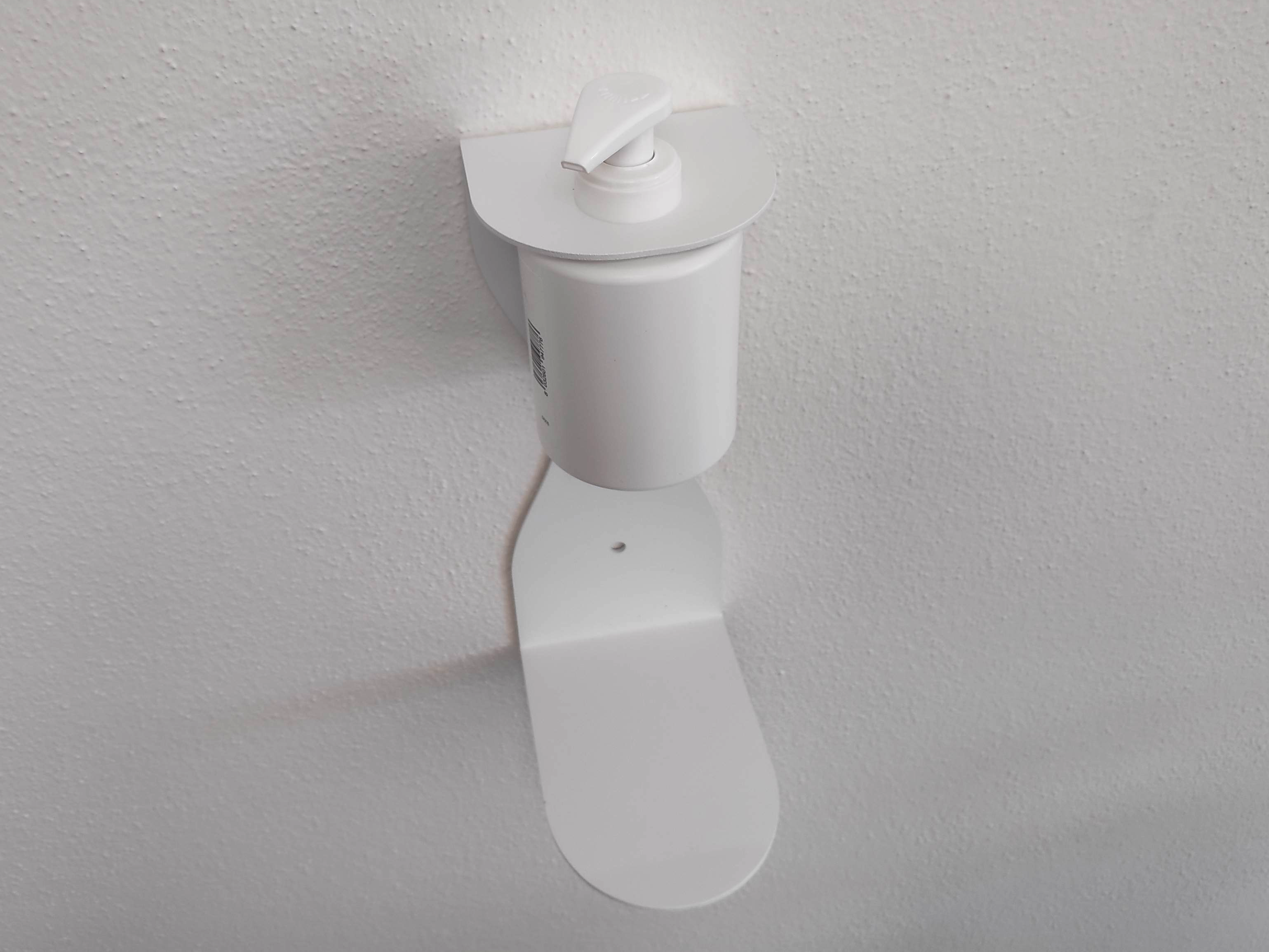 Questo modello di supporto per gel igienizzante mani si applica a muro, in esso si inserisce il flacone dosatore del gel igienizzante per le mani. Il foto per il flacone è di diametro standar per dosatori a pompetta da 0,25 - 0,5 e 1 litro. Prodotta su nostre specifiche in Italia.