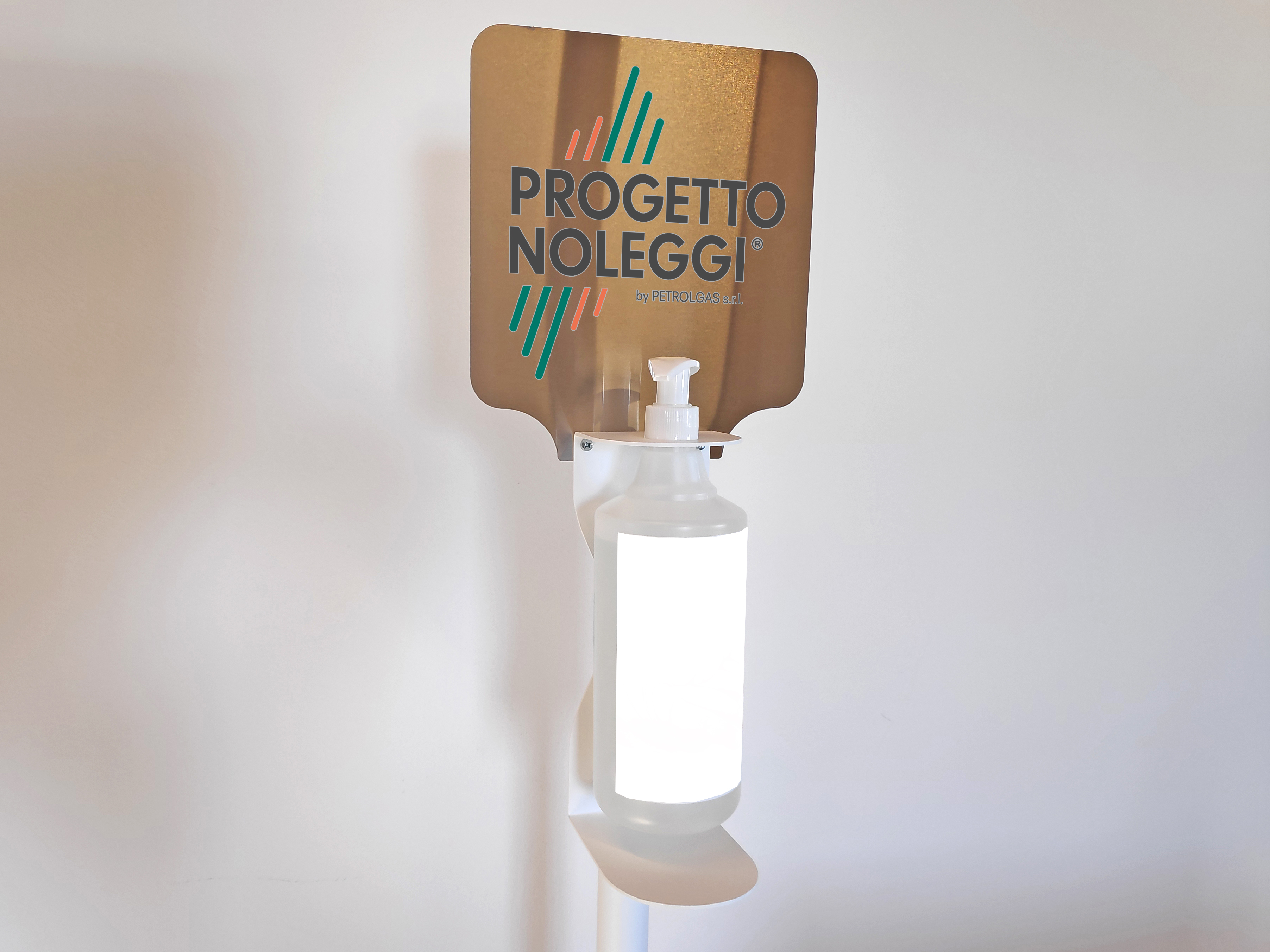 Il nostro Gel Igienizzante Mani è un prodotto di qualità, di Produzione Italiana, realizzato con i migliori estratti naturali che caratterizzano il nostro paese. Dispenser manuale a pompetta di capacità 1 Litro. E’ un detergente idroalcolico i cui ingredienti principali sono Alcol ed Acqua, utilizzabile per la pulizia delle mani, nel caso non si disponga di acqua e sapone. 