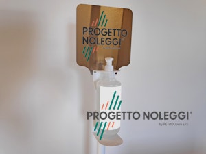 Gel Igienizzante Mani prodotto in Italia da 1 Litro Questo modello di piantana per l'igienizzazione delle mani ha il supporto per il dispenser manuale a cui si può fissare qualsiasi marca e modello. Prodotta su nostre specifiche in Italia.