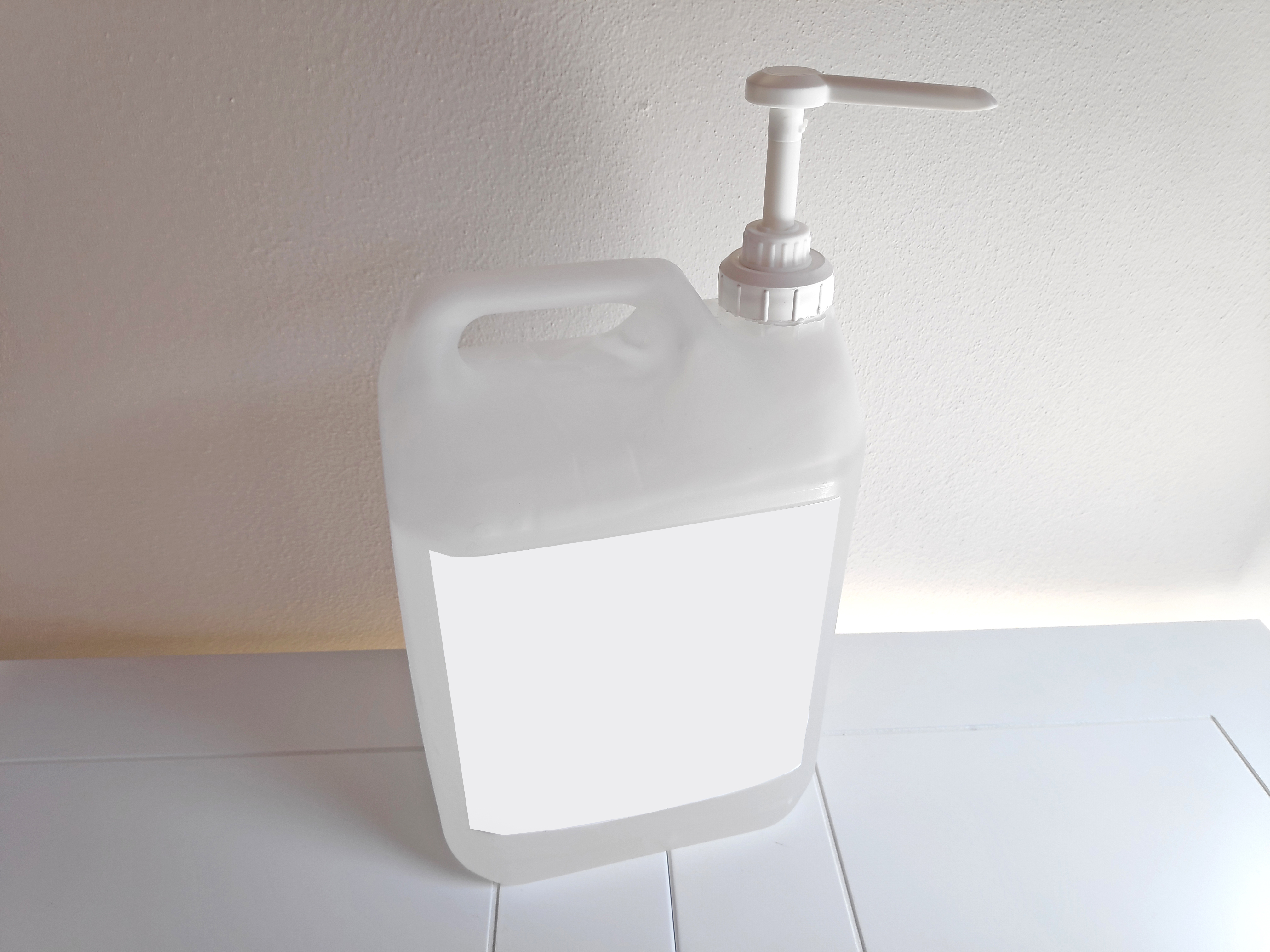 Questo è il nostro dispenser manuale a tanica da 5 Litri, con Gel Igienizzante Mani Prodotto in Italia, realizzato con i migliori estratti naturali che caratterizzano il nostro paese. La tanica da 5litri è comodissima in tutti quei luoghi pubblici o privati in cui si ha una grande affluenza di persone che utilizzano il gel mani.