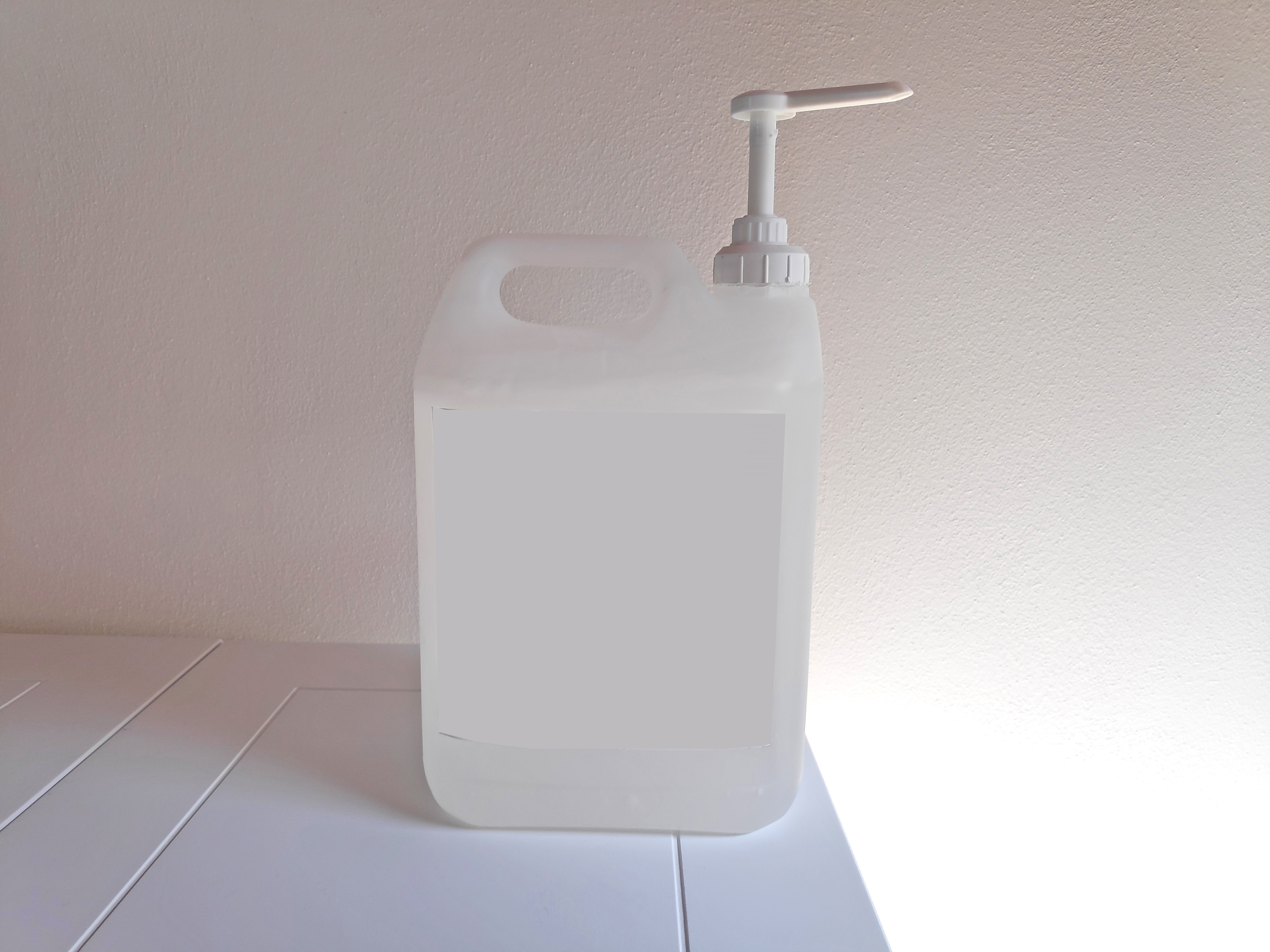 Questo è il nostro dispenser manuale a tanica da 5 Litri, con Gel Igienizzante Mani Prodotto in Italia, realizzato con i migliori estratti naturali che caratterizzano il nostro paese. La tanica da 5litri è comodissima in tutti quei luoghi pubblici o privati in cui si ha una grande affluenza di persone che utilizzano il gel mani.