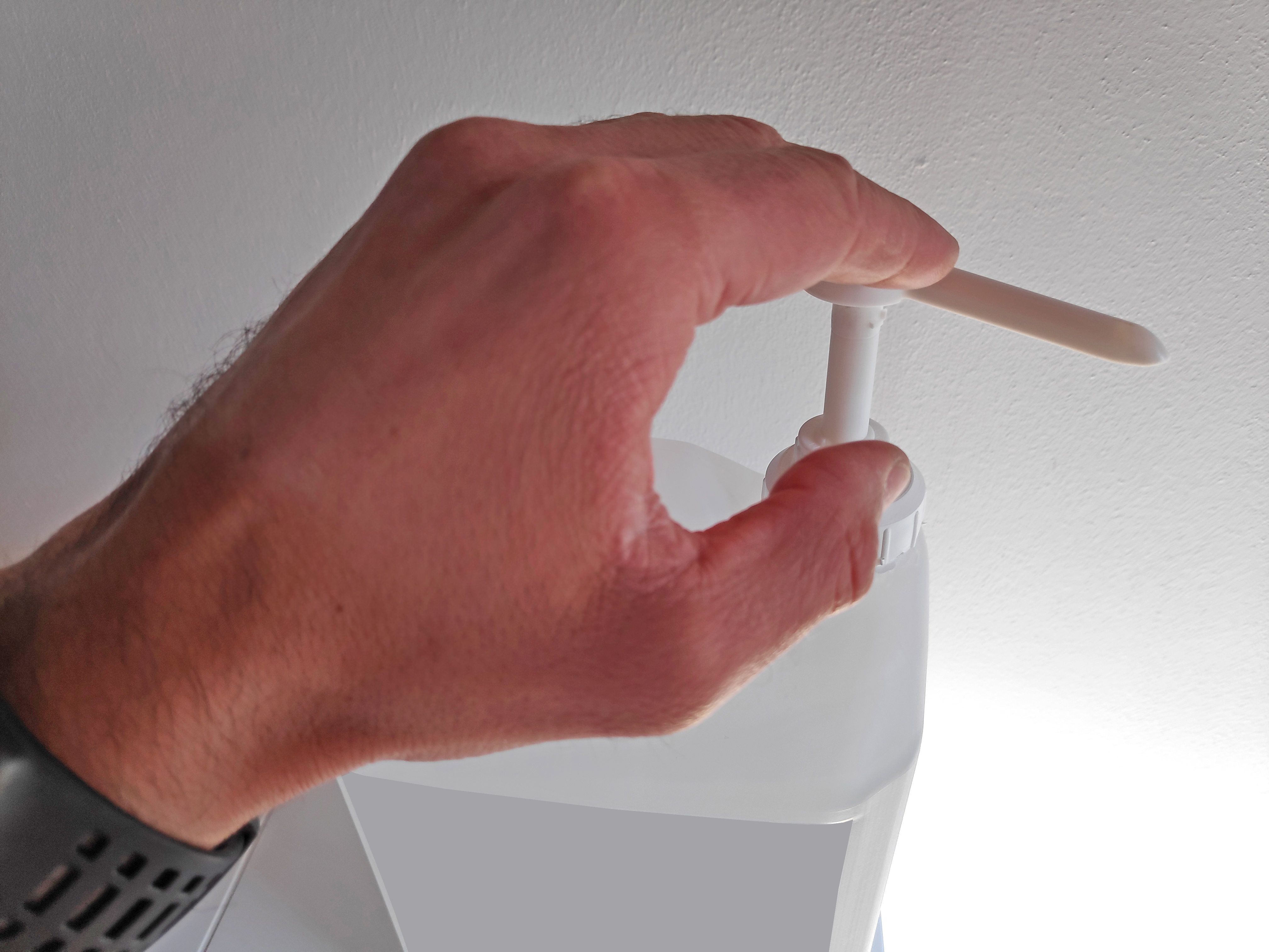 Questo è il nostro dispenser manuale a tanica da 5 Litri, con Gel Igienizzante Mani Prodotto in Italia, realizzato con i migliori estratti naturali che caratterizzano il nostro paese. La tanica da 5litri è comodissima in tutti quei luoghi pubblici o privati in cui si ha una grande affluenza di persone che utilizzano il gel mani.