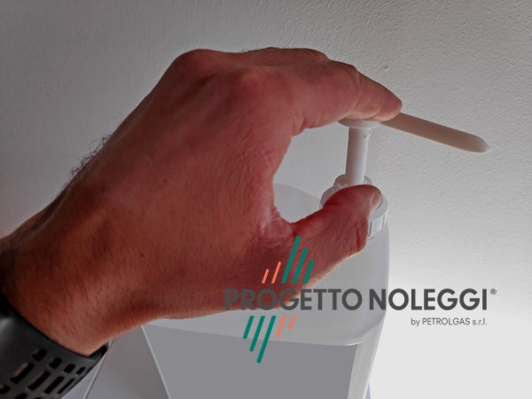 Dispenser manuale per Gel Igienizzante Mani prodotto in Italia in tanica da 5 litri Questo è il nostro dispenser manuale a tanica da 5 Litri, con Gel Igienizzante Mani Prodotto in Italia, realizzato con i migliori estratti naturali che caratterizzano il nostro paese. La tanica da 5litri è comodissima in tutti quei luoghi pubblici o privati in cui si ha una grande affluenza di persone che utilizzano il gel mani.