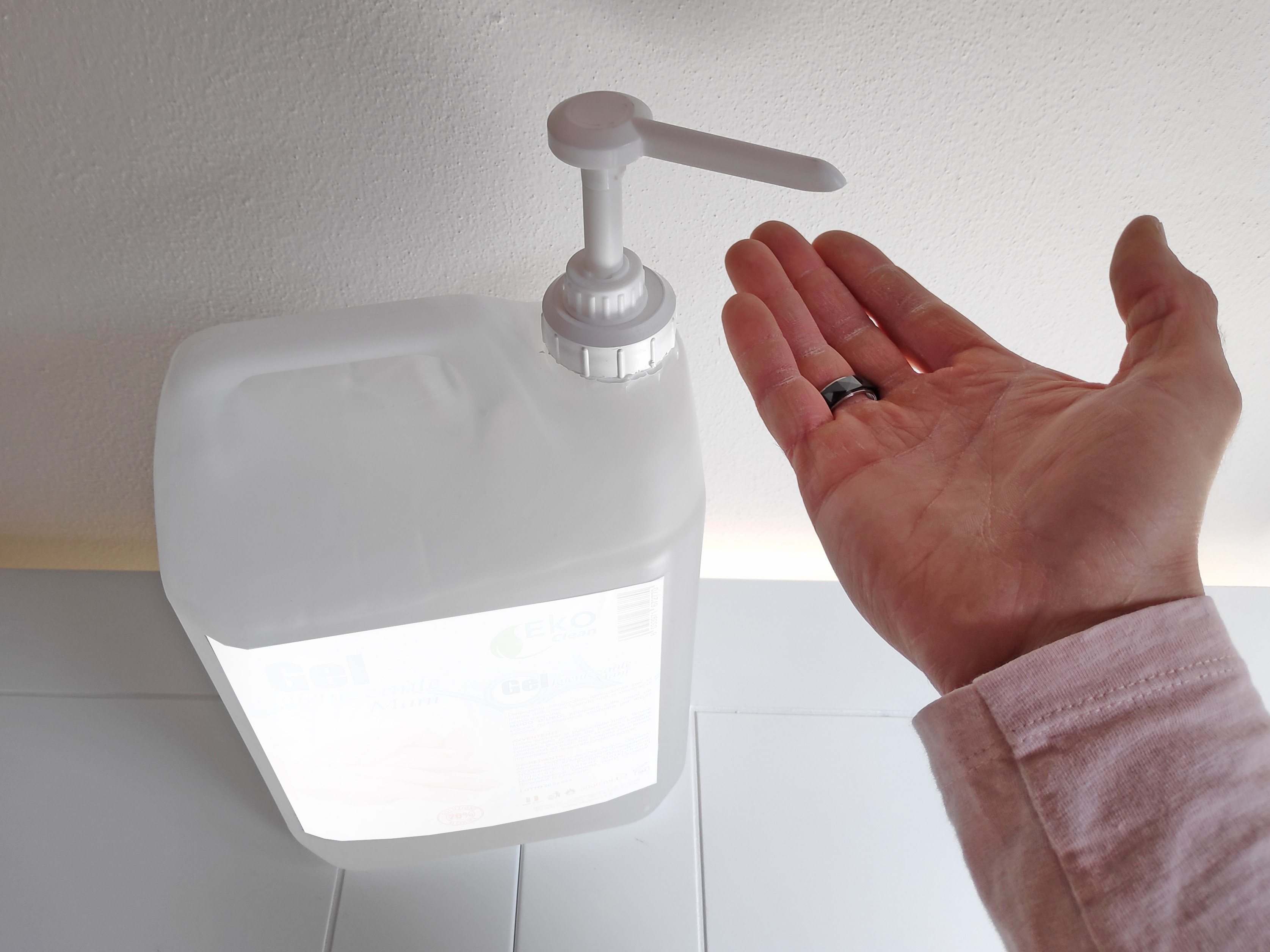 Questo è il nostro dispenser manuale a tanica da 5 Litri, con Gel Igienizzante Mani Prodotto in Italia, realizzato con i migliori estratti naturali che caratterizzano il nostro paese. La tanica da 5litri è comodissima in tutti quei luoghi pubblici o privati in cui si ha una grande affluenza di persone che utilizzano il gel mani.