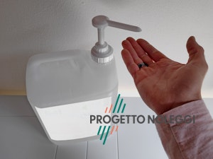 Dispenser manuale per Gel Igienizzante Mani prodotto in Italia in tanica da 5 litri Questo è il nostro dispenser manuale a tanica da 5 Litri, con Gel Igienizzante Mani Prodotto in Italia, realizzato con i migliori estratti naturali che caratterizzano il nostro paese. La tanica da 5litri è comodissima in tutti quei luoghi pubblici o privati in cui si ha una grande affluenza di persone che utilizzano il gel mani.