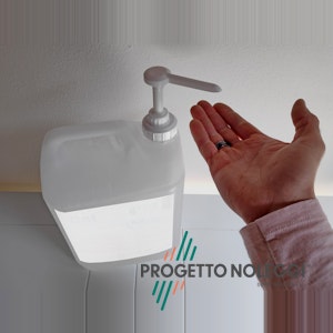 Dispenser manuale per Gel Igienizzante Mani prodotto in Italia in tanica da 5 litri Questo è il nostro dispenser manuale a tanica da 5 Litri, con Gel Igienizzante Mani Prodotto in Italia, realizzato con i migliori estratti naturali che caratterizzano il nostro paese. La tanica da 5litri è comodissima in tutti quei luoghi pubblici o privati in cui si ha una grande affluenza di persone che utilizzano il gel mani.