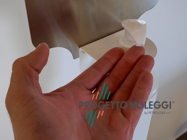 Questo modello di piantana per l'igienizzazione delle mani ha il supporto per il dispenser manuale a cui si può fissare qualsiasi marca e modello. Prodotta su nostre specifiche in Italia.