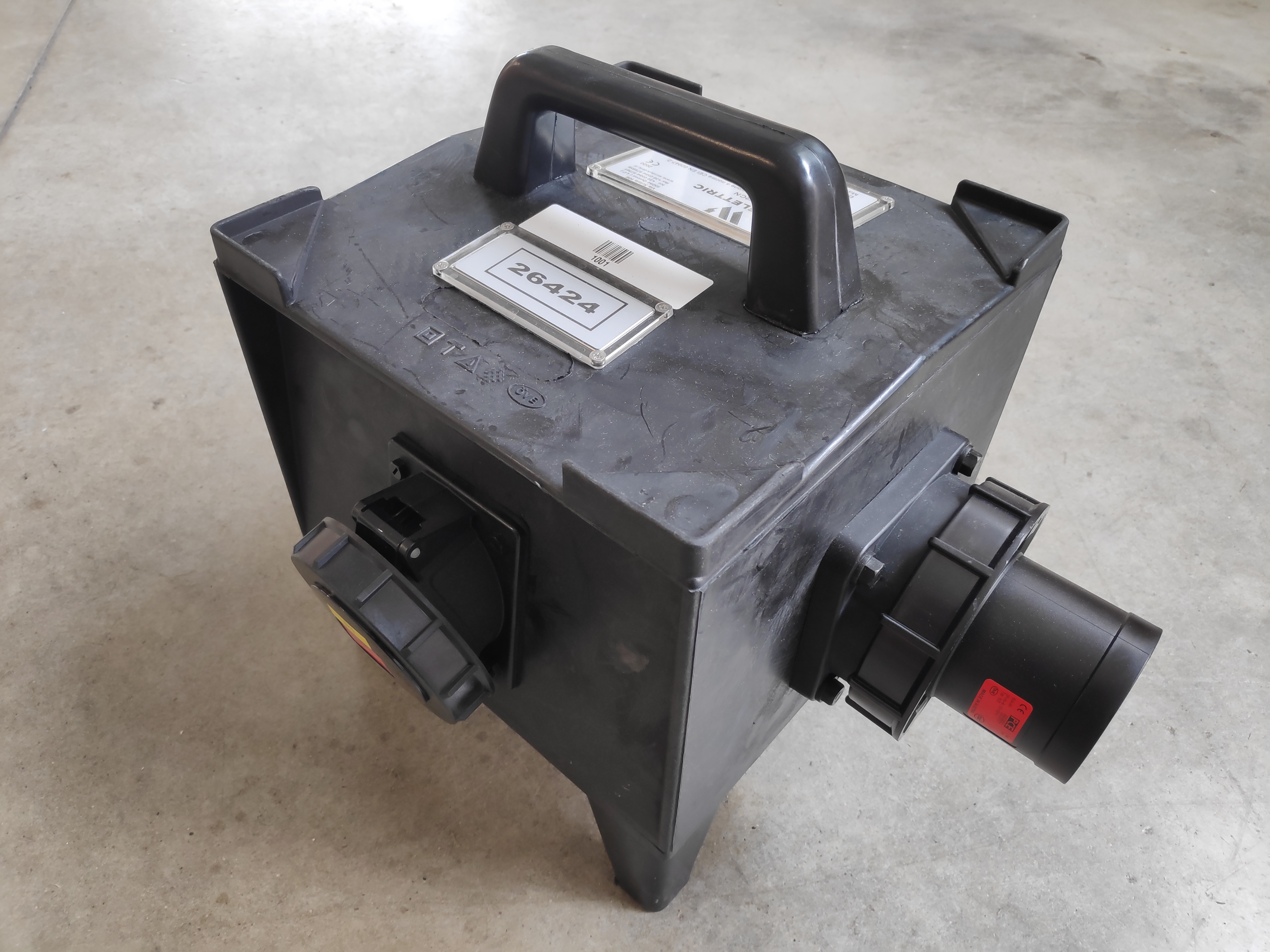 Quadri Pentapolari o Monofase con vari gradi di protezione, dotati di Differenziali e Magnetotermici per sezionare le singole uscite. Tutti Certificati dal Produttore. Materiali molto robusti agli urti ed alti gradi di isolamento alle polveri e all'acqua.