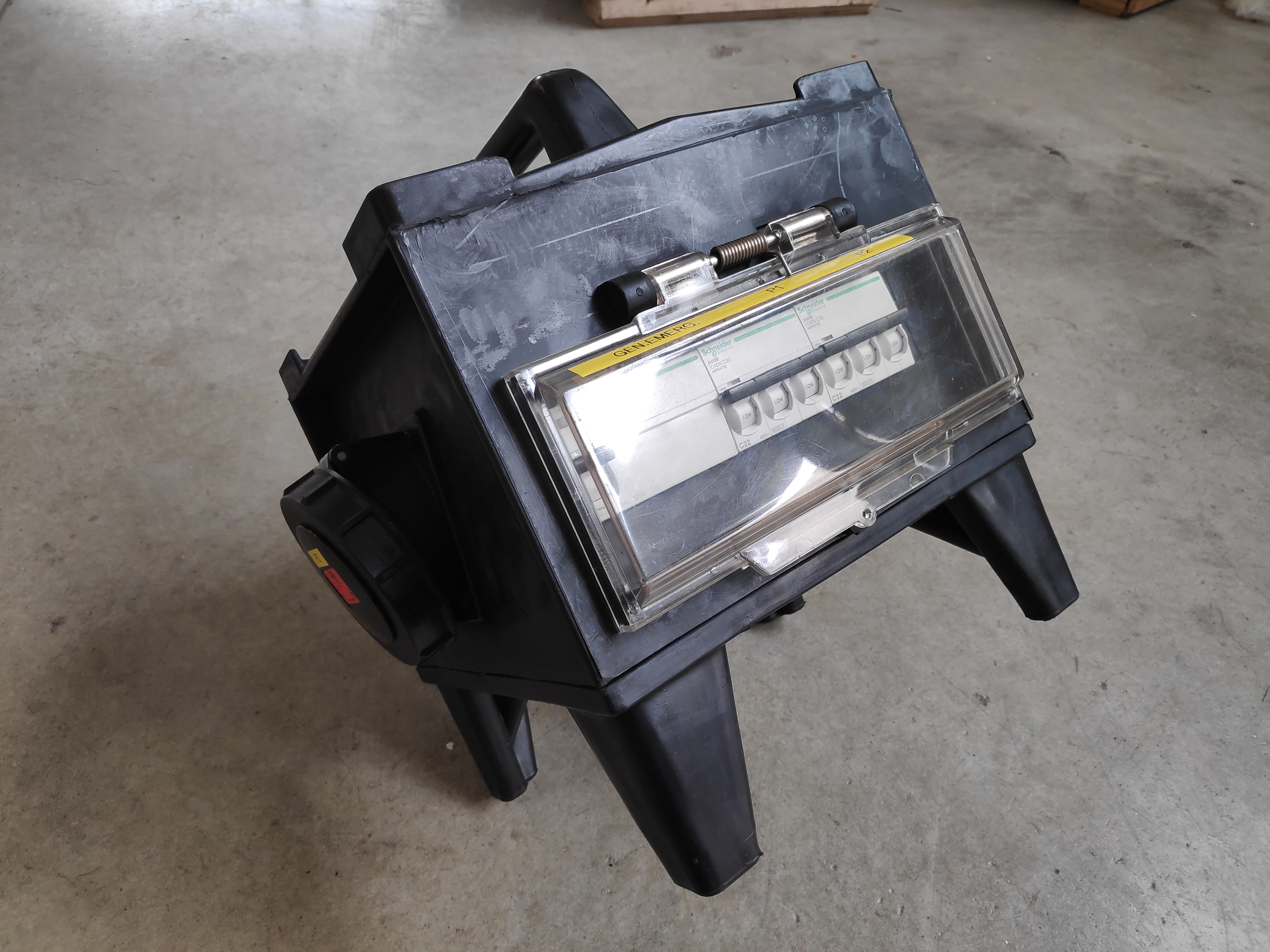 Quadri Pentapolari o Monofase con vari gradi di protezione, dotati di Differenziali e Magnetotermici per sezionare le singole uscite. Tutti Certificati dal Produttore. Materiali molto robusti agli urti ed alti gradi di isolamento alle polveri e all'acqua.