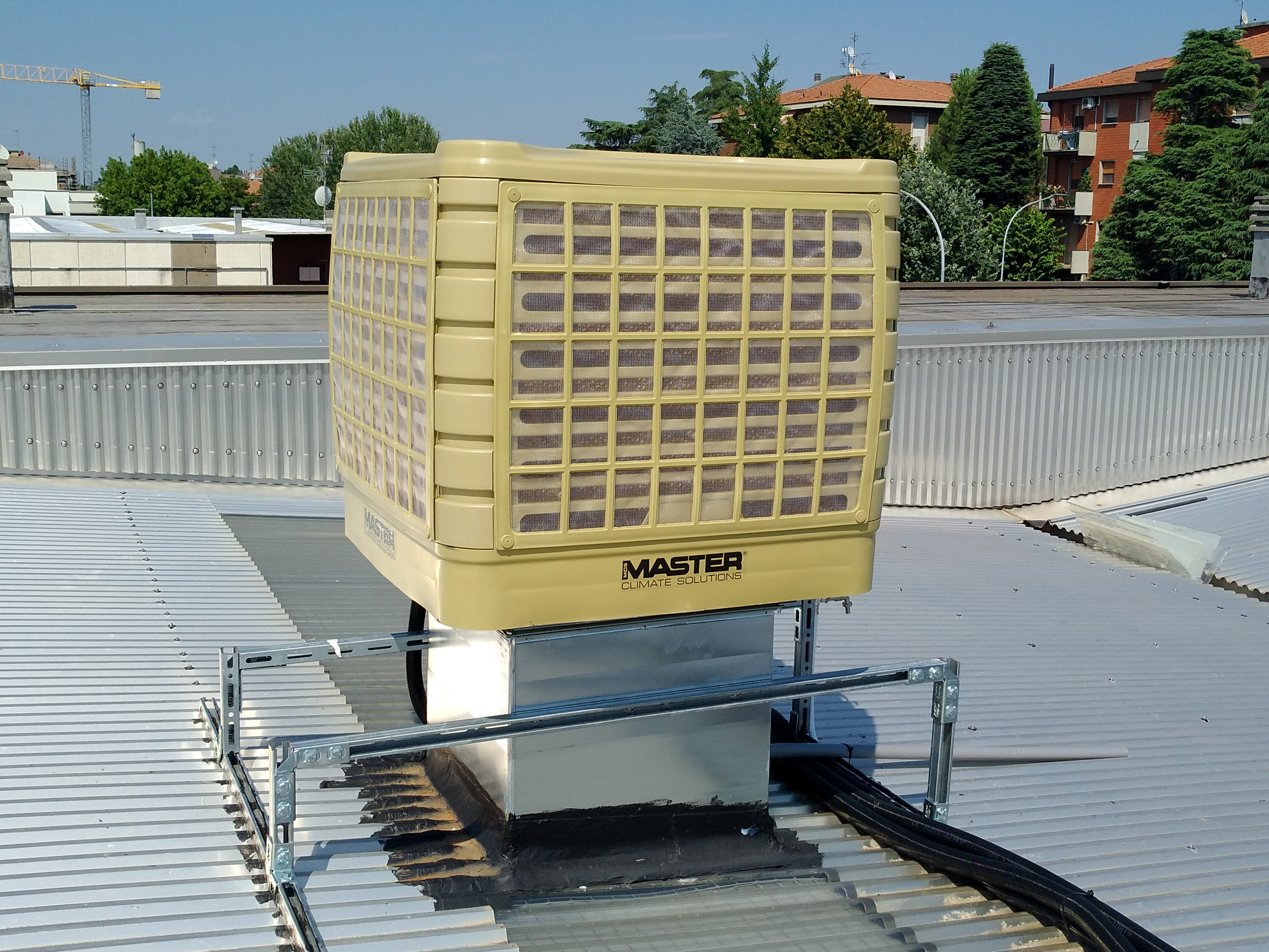 Il Raffrescatore evaporativo fisso contribuisce al risparmio energetico e al rispetto per l’ambiente controllando il clima in locali di medie e grandi dimensioni, anche con porte e finestre aperte, creando un ambiente confortevole con la combinazione ottimale di temperatura e umidità.