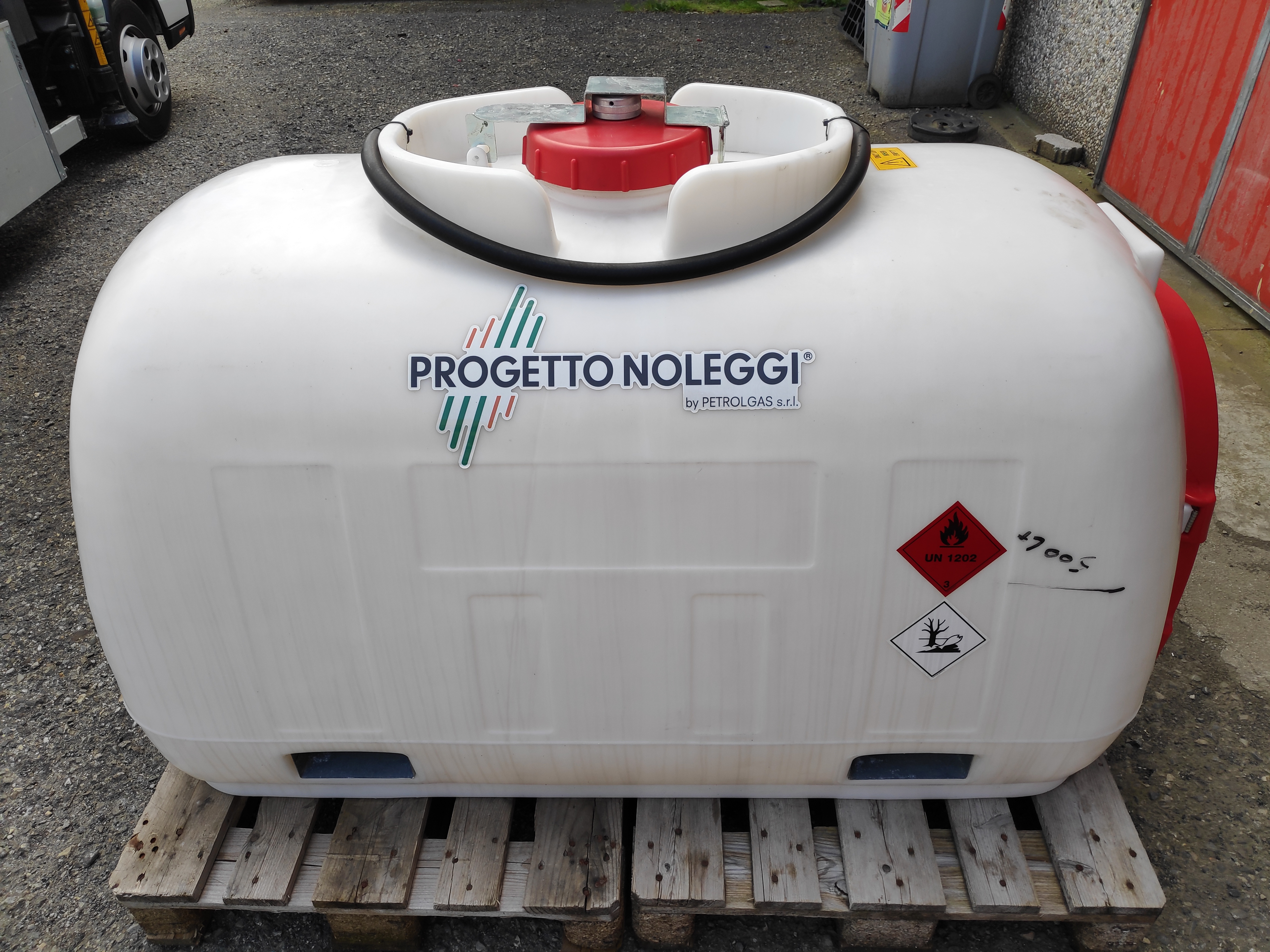 Cisterna leggera in Polietilene per il trasporto di combustibili come Gasolio o Kerosene.  Realizzata in polietilene lineare rotostampato, materiale che garantisce un’eccellente resistenza agli urti, agli sbalzi di temperatura, agli agenti chimici ed atmosferici, la relativa trasparenza permette altresì di monitorare in continuo il livello del carburante a vista.