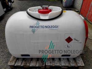 Cisterna per Gasolio da 960 Litri con Erogatore in Polietilene Cisterna leggera in Polietilene per il trasporto di combustibili come Gasolio o Kerosene. Realizzata in polietilene lineare rotostampato, materiale che garantisce un’eccellente resistenza agli urti, agli sbalzi di temperatura, agli agenti chimici ed atmosferici, la relativa trasparenza permette altresì di monitorare in continuo il livello del carburante a vista.