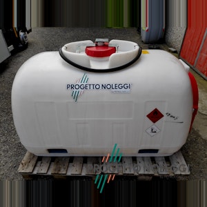 Cisterna per Gasolio da 960 Litri con Erogatore in Polietilene Cisterna leggera in Polietilene per il trasporto di combustibili come Gasolio o Kerosene.  Realizzata in polietilene lineare rotostampato, materiale che garantisce un’eccellente resistenza agli urti, agli sbalzi di temperatura, agli agenti chimici ed atmosferici, la relativa trasparenza permette altresì di monitorare in continuo il livello del carburante a vista.