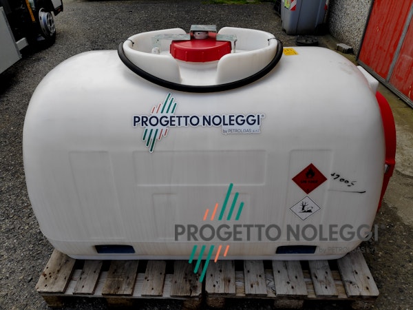 Cisterna per Gasolio da 960 Litri con Erogatore in Polietilene Cisterna leggera in Polietilene per il trasporto di combustibili come Gasolio o Kerosene. Realizzata in polietilene lineare rotostampato, materiale che garantisce un’eccellente resistenza agli urti, agli sbalzi di temperatura, agli agenti chimici ed atmosferici, la relativa trasparenza permette altresì di monitorare in continuo il livello del carburante a vista.