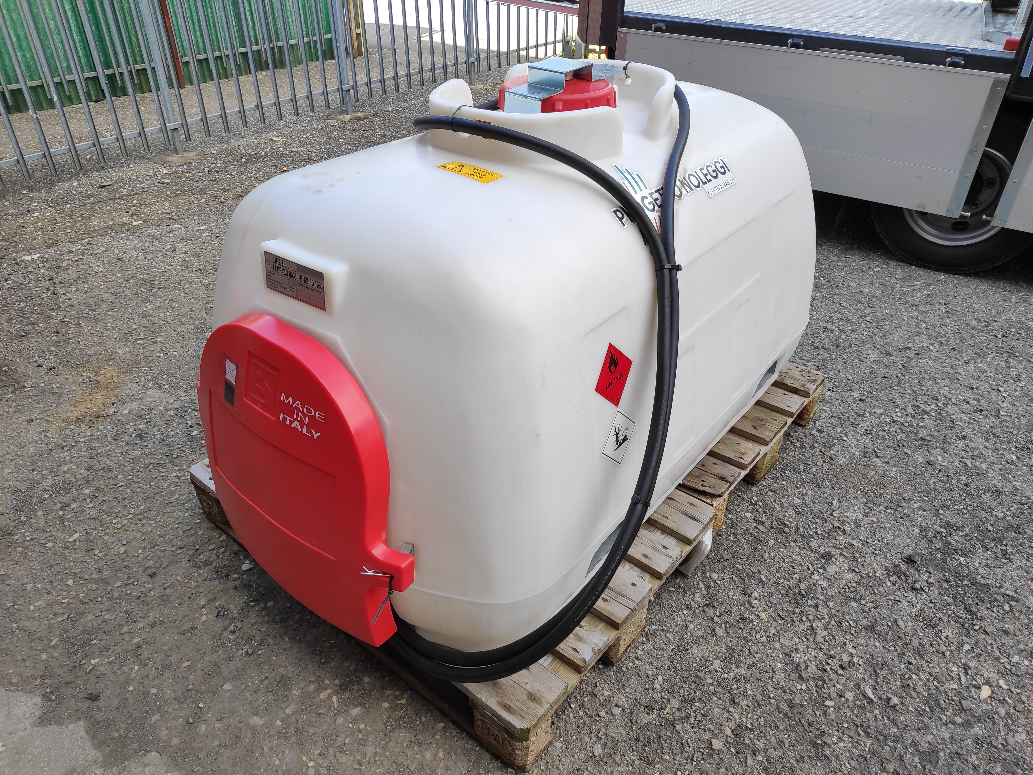 Cisterna leggera in Polietilene per il trasporto di combustibili come Gasolio o Kerosene.  Realizzata in polietilene lineare rotostampato, materiale che garantisce un’eccellente resistenza agli urti, agli sbalzi di temperatura, agli agenti chimici ed atmosferici, la relativa trasparenza permette altresì di monitorare in continuo il livello del carburante a vista.