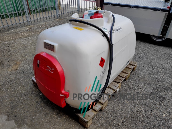 Cisterna per Gasolio da 960 Litri con Erogatore in Polietilene Cisterna leggera in Polietilene per il trasporto di combustibili come Gasolio o Kerosene. Realizzata in polietilene lineare rotostampato, materiale che garantisce un’eccellente resistenza agli urti, agli sbalzi di temperatura, agli agenti chimici ed atmosferici, la relativa trasparenza permette altresì di monitorare in continuo il livello del carburante a vista.