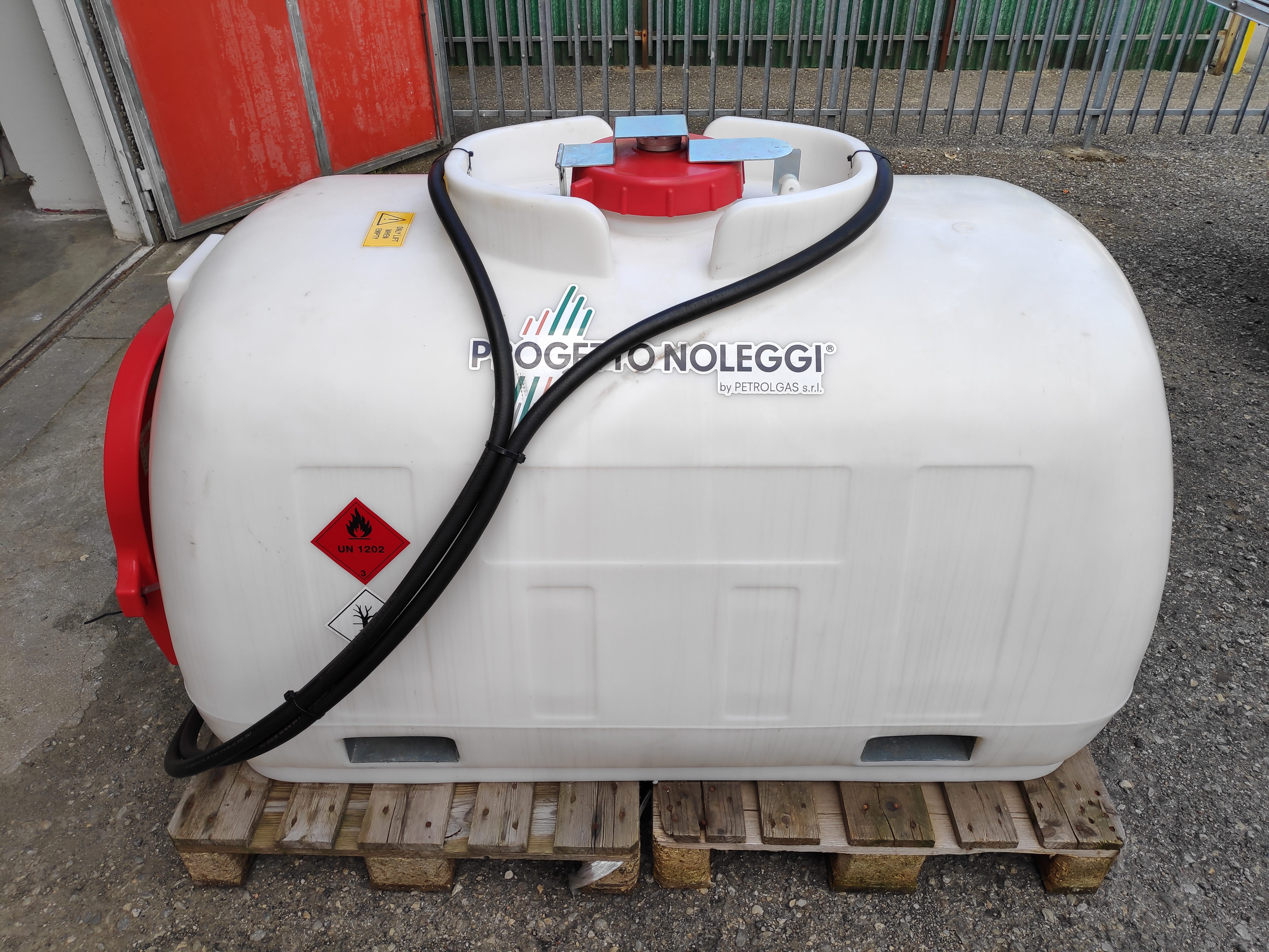 Cisterna leggera in Polietilene per il trasporto di combustibili come Gasolio o Kerosene.  Realizzata in polietilene lineare rotostampato, materiale che garantisce un’eccellente resistenza agli urti, agli sbalzi di temperatura, agli agenti chimici ed atmosferici, la relativa trasparenza permette altresì di monitorare in continuo il livello del carburante a vista.