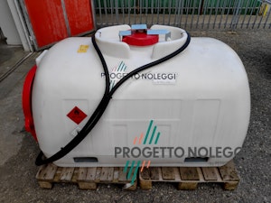 Cisterna per Gasolio da 960 Litri con Erogatore in Polietilene Cisterna leggera in Polietilene per il trasporto di combustibili come Gasolio o Kerosene. Realizzata in polietilene lineare rotostampato, materiale che garantisce un’eccellente resistenza agli urti, agli sbalzi di temperatura, agli agenti chimici ed atmosferici, la relativa trasparenza permette altresì di monitorare in continuo il livello del carburante a vista.