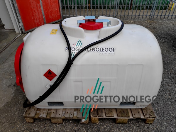 Cisterna per Gasolio da 960 Litri con Erogatore in Polietilene Cisterna leggera in Polietilene per il trasporto di combustibili come Gasolio o Kerosene. Realizzata in polietilene lineare rotostampato, materiale che garantisce un’eccellente resistenza agli urti, agli sbalzi di temperatura, agli agenti chimici ed atmosferici, la relativa trasparenza permette altresì di monitorare in continuo il livello del carburante a vista.