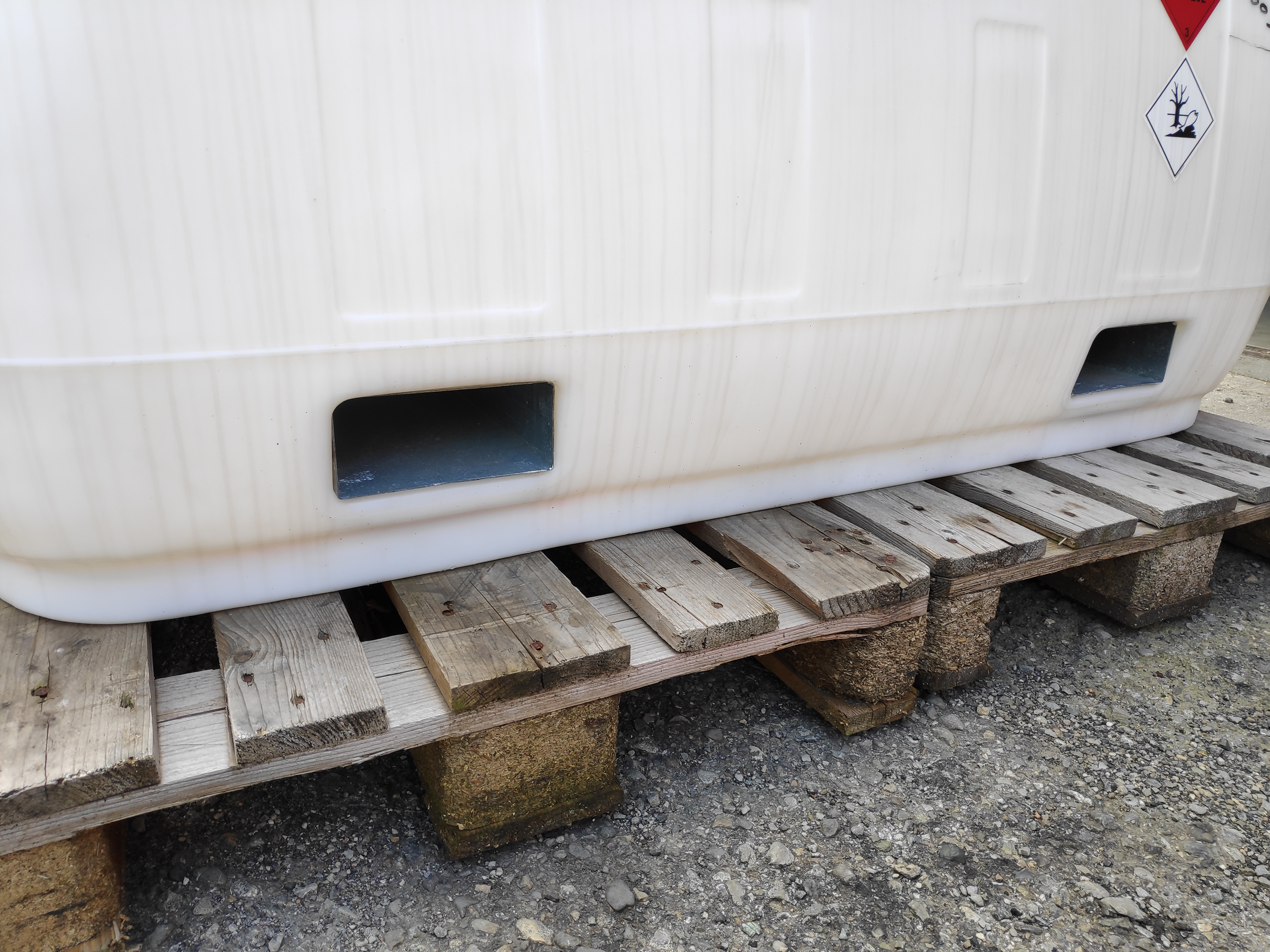 Cisterna leggera in Polietilene per il trasporto di combustibili come Gasolio o Kerosene.  Realizzata in polietilene lineare rotostampato, materiale che garantisce un’eccellente resistenza agli urti, agli sbalzi di temperatura, agli agenti chimici ed atmosferici, la relativa trasparenza permette altresì di monitorare in continuo il livello del carburante a vista.