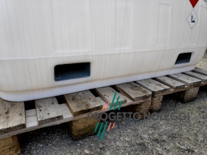 Cisterna per Gasolio da 960 Litri con Erogatore in Polietilene Cisterna leggera in Polietilene per il trasporto di combustibili come Gasolio o Kerosene. Realizzata in polietilene lineare rotostampato, materiale che garantisce un’eccellente resistenza agli urti, agli sbalzi di temperatura, agli agenti chimici ed atmosferici, la relativa trasparenza permette altresì di monitorare in continuo il livello del carburante a vista.