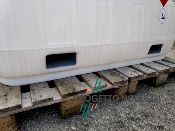 Cisterna per Gasolio da 960 Litri con Erogatore in Polietilene Cisterna leggera in Polietilene per il trasporto di combustibili come Gasolio o Kerosene. Realizzata in polietilene lineare rotostampato, materiale che garantisce un’eccellente resistenza agli urti, agli sbalzi di temperatura, agli agenti chimici ed atmosferici, la relativa trasparenza permette altresì di monitorare in continuo il livello del carburante a vista.