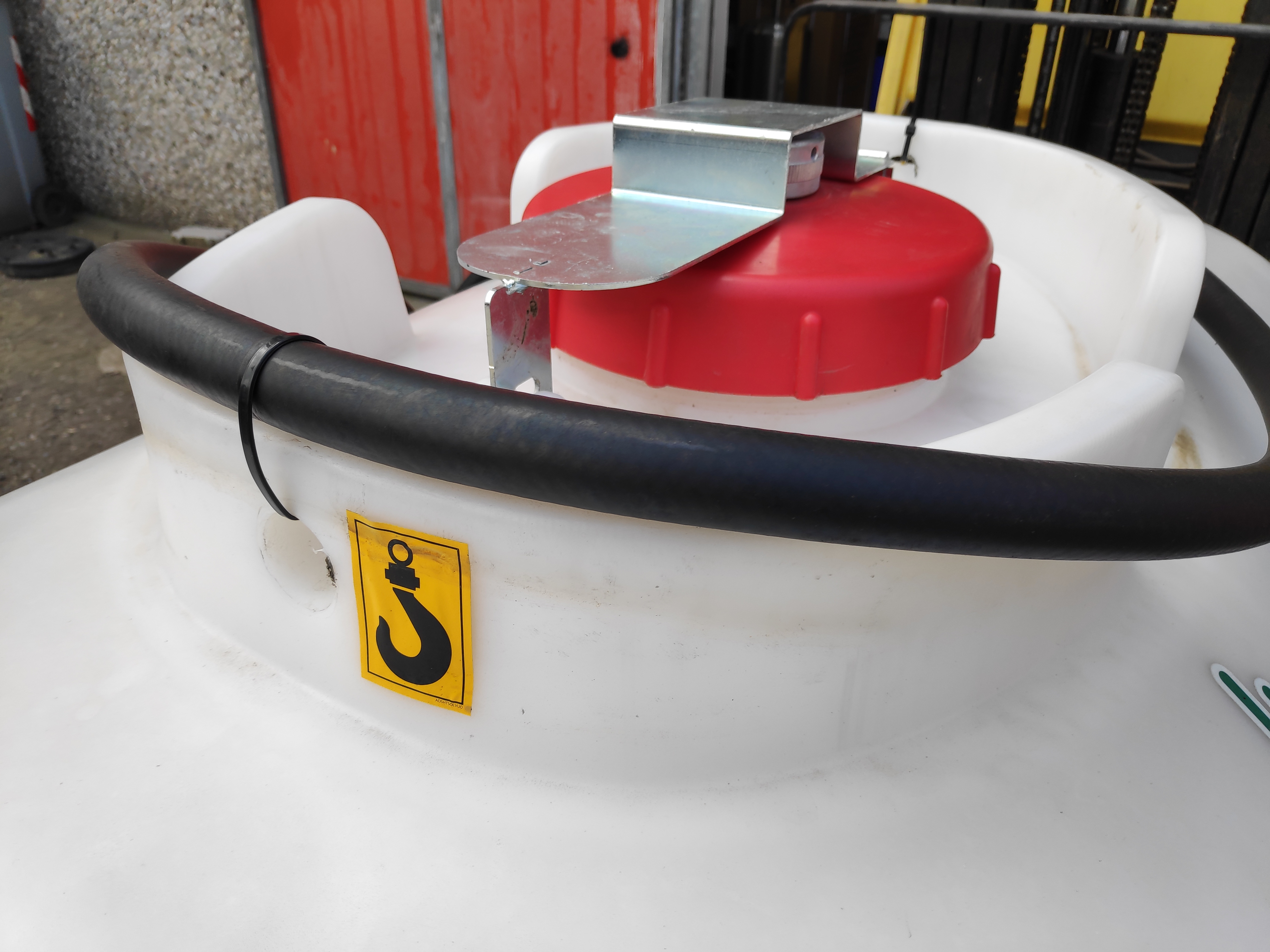 Cisterna leggera in Polietilene per il trasporto di combustibili come Gasolio o Kerosene.  Realizzata in polietilene lineare rotostampato, materiale che garantisce un’eccellente resistenza agli urti, agli sbalzi di temperatura, agli agenti chimici ed atmosferici, la relativa trasparenza permette altresì di monitorare in continuo il livello del carburante a vista.