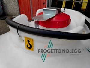 Cisterna per Gasolio da 960 Litri con Erogatore in Polietilene Cisterna leggera in Polietilene per il trasporto di combustibili come Gasolio o Kerosene. Realizzata in polietilene lineare rotostampato, materiale che garantisce un’eccellente resistenza agli urti, agli sbalzi di temperatura, agli agenti chimici ed atmosferici, la relativa trasparenza permette altresì di monitorare in continuo il livello del carburante a vista.