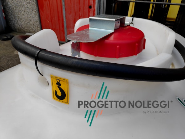 Cisterna per Gasolio da 960 Litri con Erogatore in Polietilene Cisterna leggera in Polietilene per il trasporto di combustibili come Gasolio o Kerosene. Realizzata in polietilene lineare rotostampato, materiale che garantisce un’eccellente resistenza agli urti, agli sbalzi di temperatura, agli agenti chimici ed atmosferici, la relativa trasparenza permette altresì di monitorare in continuo il livello del carburante a vista.