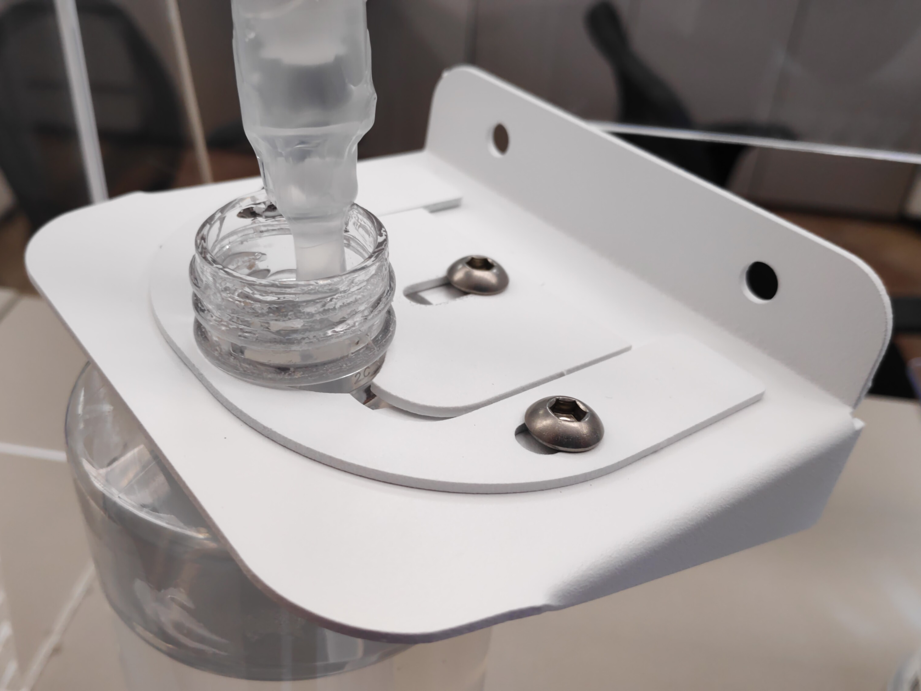 Supporto per dispenser manuale su piastra dispenser automatico