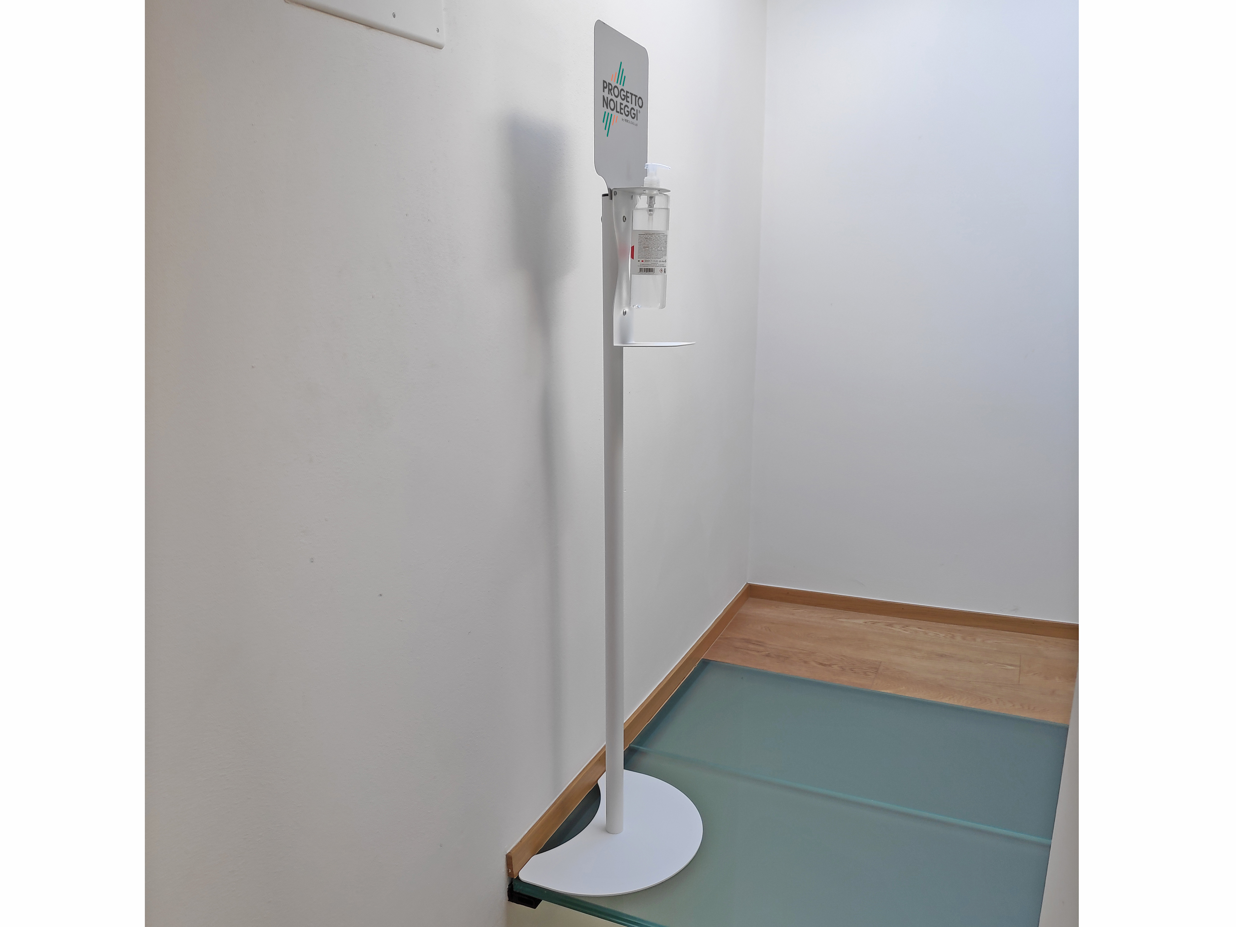 Questo modello di piantana per l'igienizzazione delle mani ha il supporto per il dispenser manuale a cui si può fissare qualsiasi marca e modello. Prodotta su nostre specifiche in Italia.