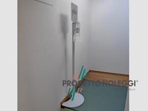 Piantana per dispenser manuale universale, per Gel Igienizzante mani Questo modello di piantana per l'igienizzazione delle mani ha il supporto per il dispenser manuale a cui si può fissare qualsiasi marca e modello. Prodotta su nostre specifiche in Italia.