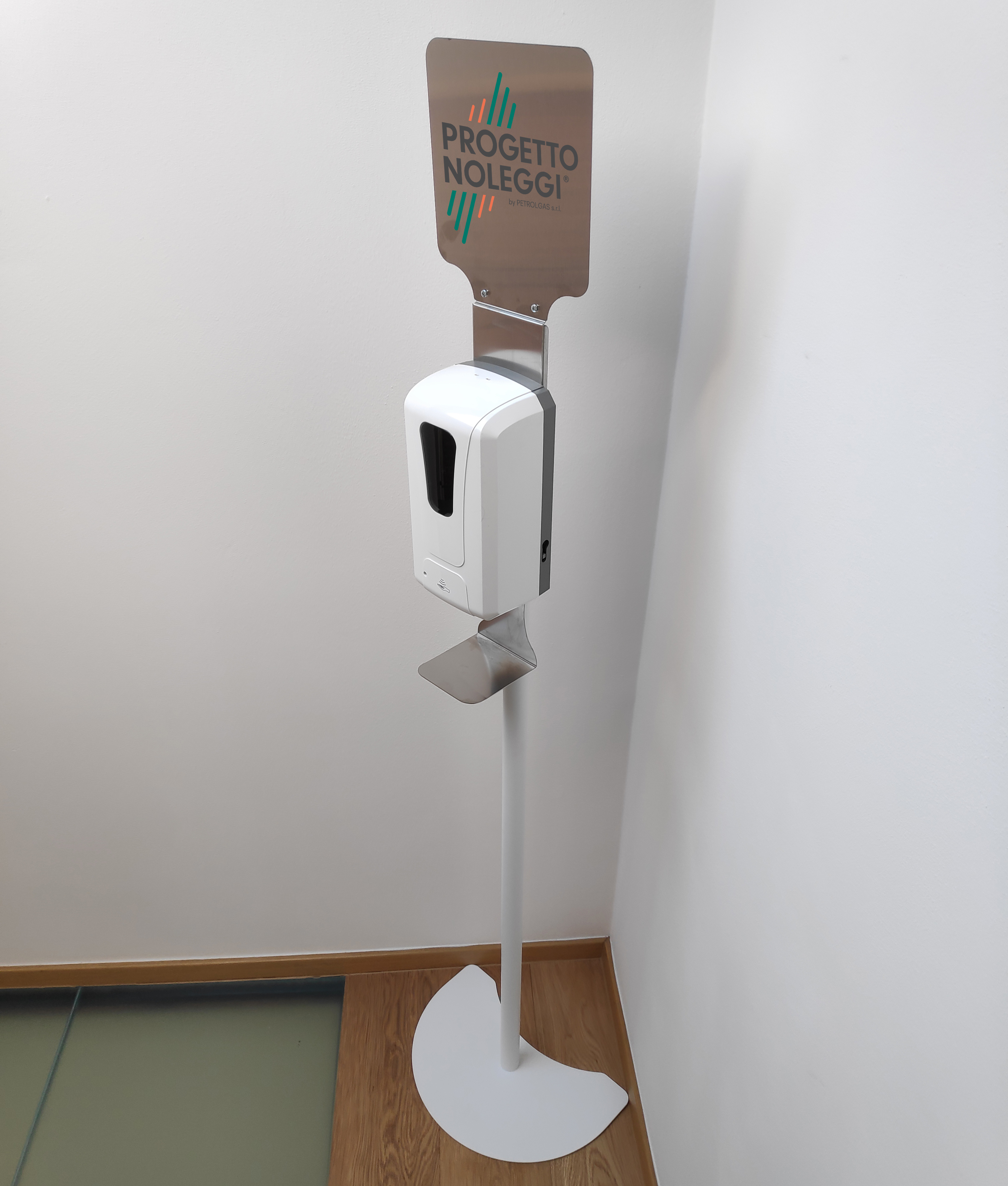 La piantana per l'igienizzazione delle mani ha un pannello di fissaggio universale per consentire l'impiego di dispenser di qualsiasi marca e modello. Prodotta su nostre specifiche in Italia.