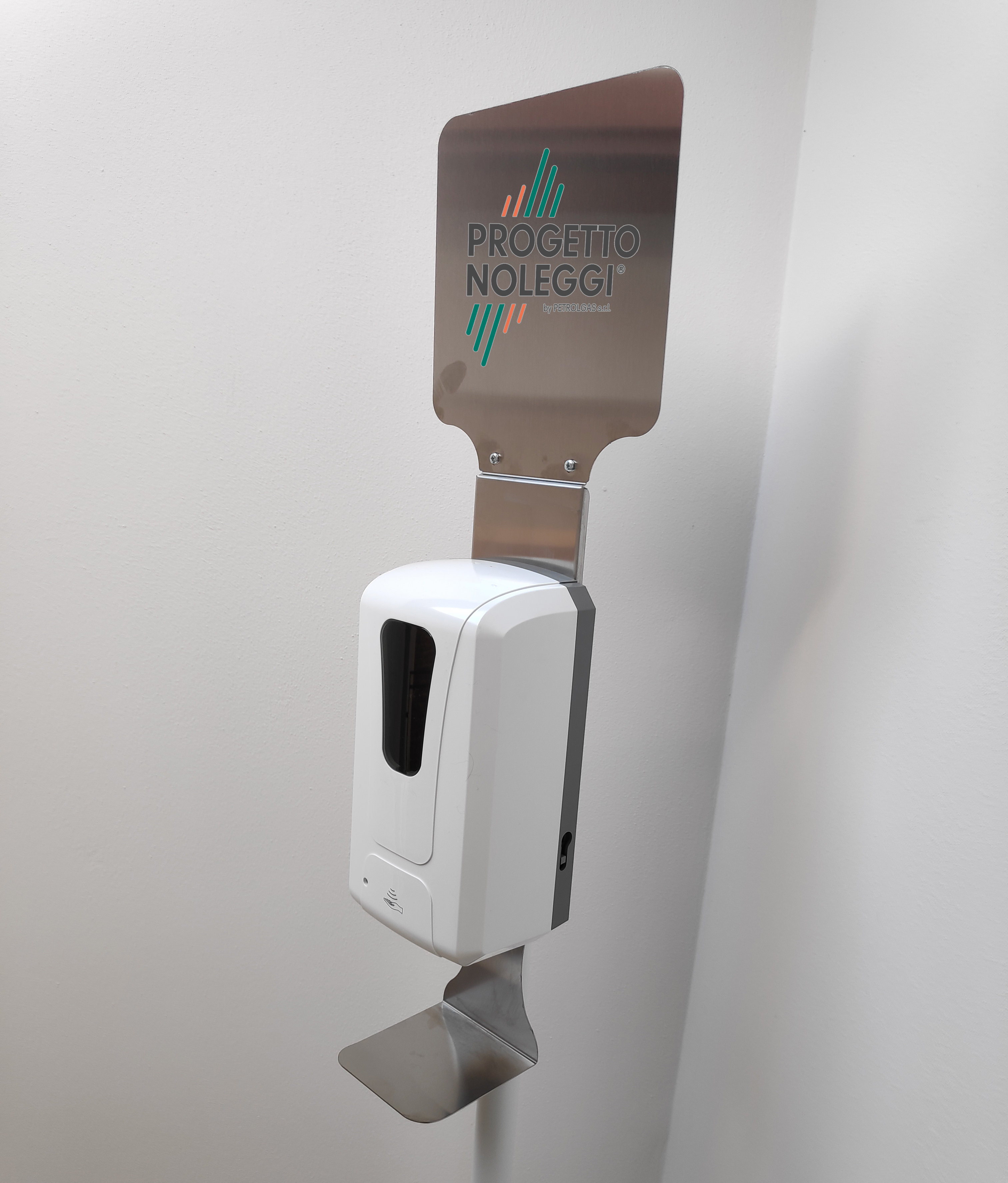 La piantana per l'igienizzazione delle mani ha un pannello di fissaggio universale per consentire l'impiego di dispenser di qualsiasi marca e modello. Prodotta su nostre specifiche in Italia.