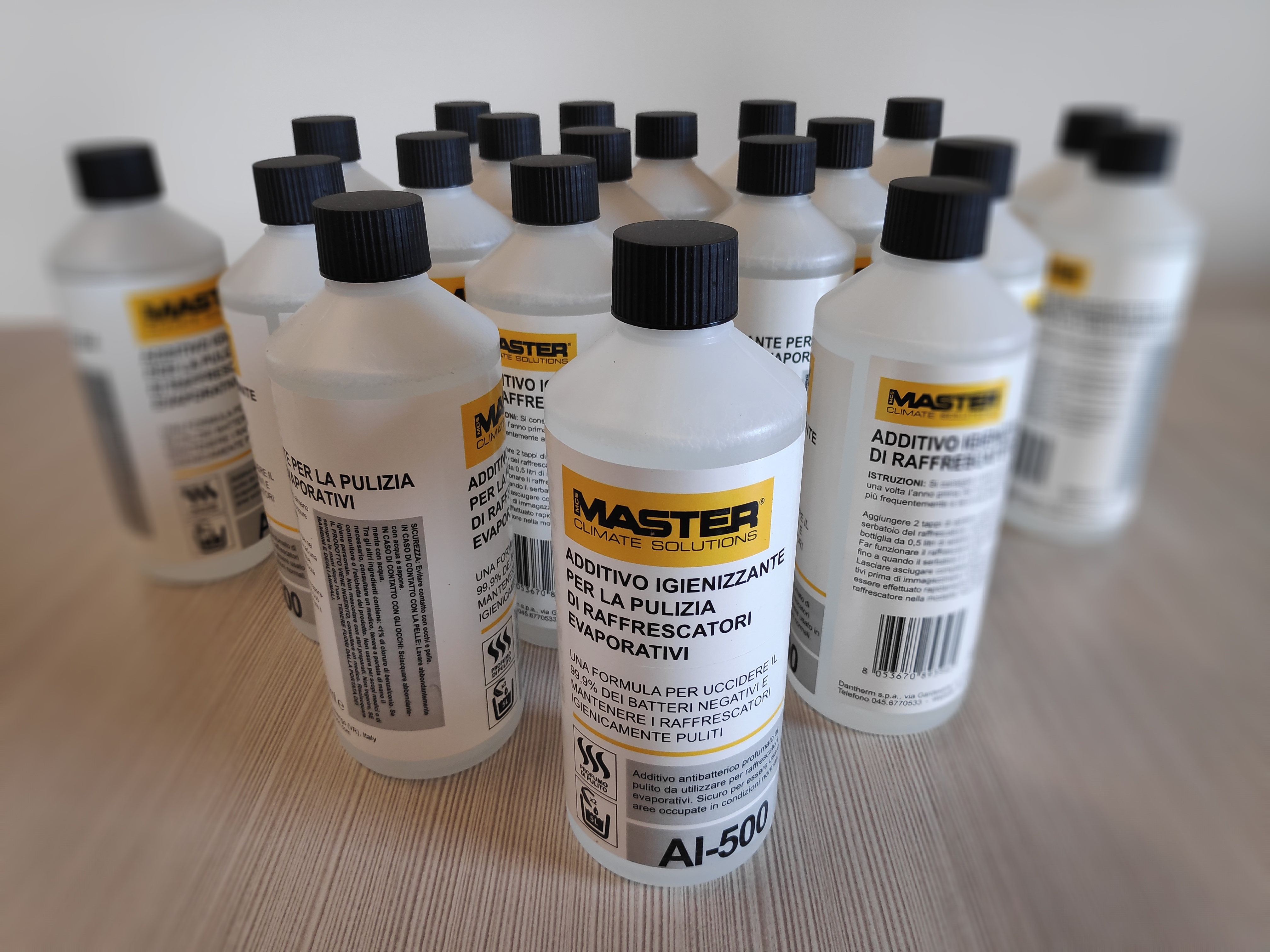 Additivo Antibatterico dal profumo di pulito, da utilizzare per l'igienizzazione dei raffrescatori evaporativi ad inizio stagione. Nel caso in cui i raffrescatori siano lasciati spenti per alcuni giorni, è buona norma avviare un ciclo di pulizia con l'igienizzante.