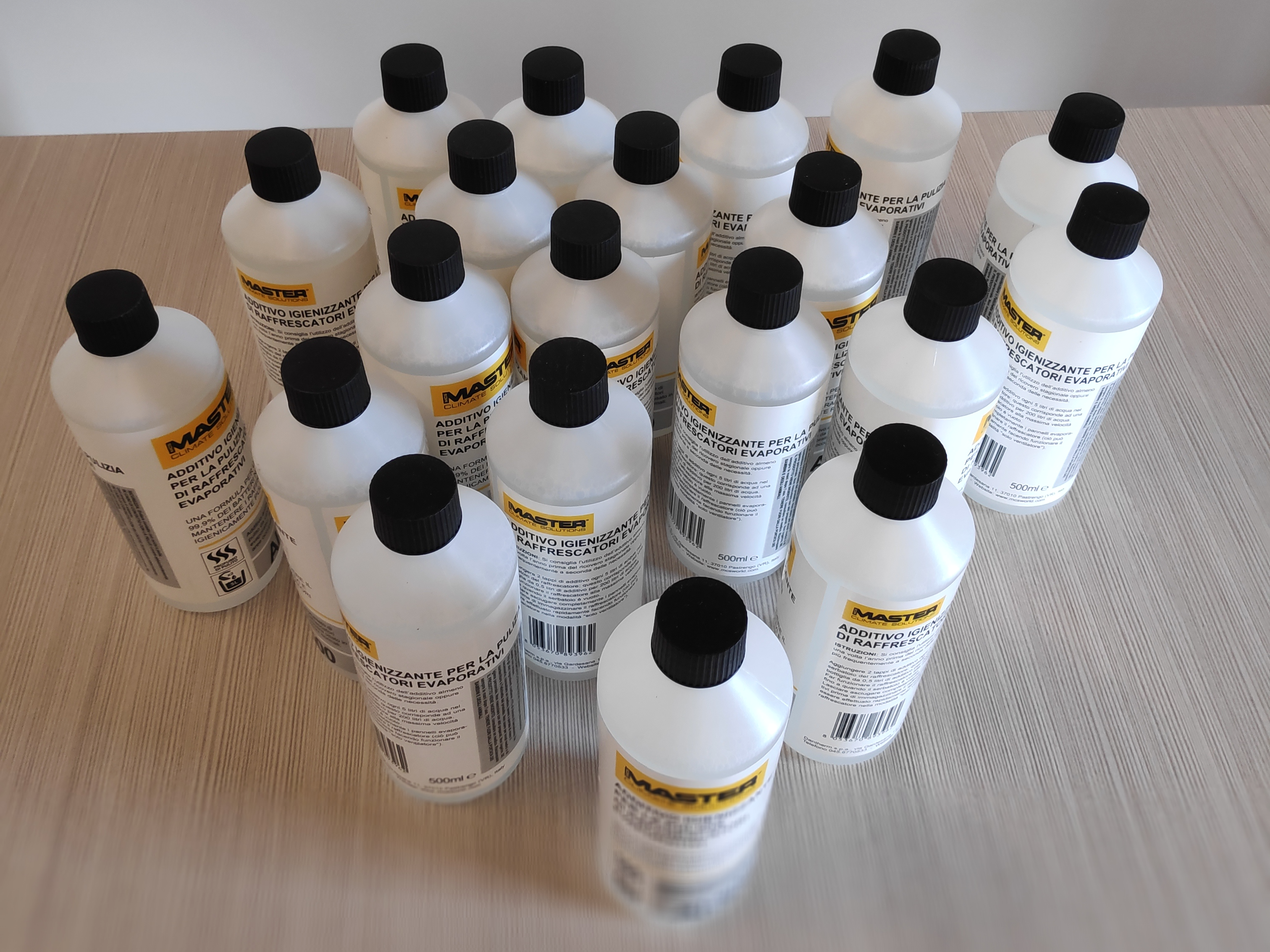 Additivo Antibatterico dal profumo di pulito, da utilizzare per l'igienizzazione dei raffrescatori evaporativi ad inizio stagione. Nel caso in cui i raffrescatori siano lasciati spenti per alcuni giorni, è buona norma avviare un ciclo di pulizia con l'igienizzante.