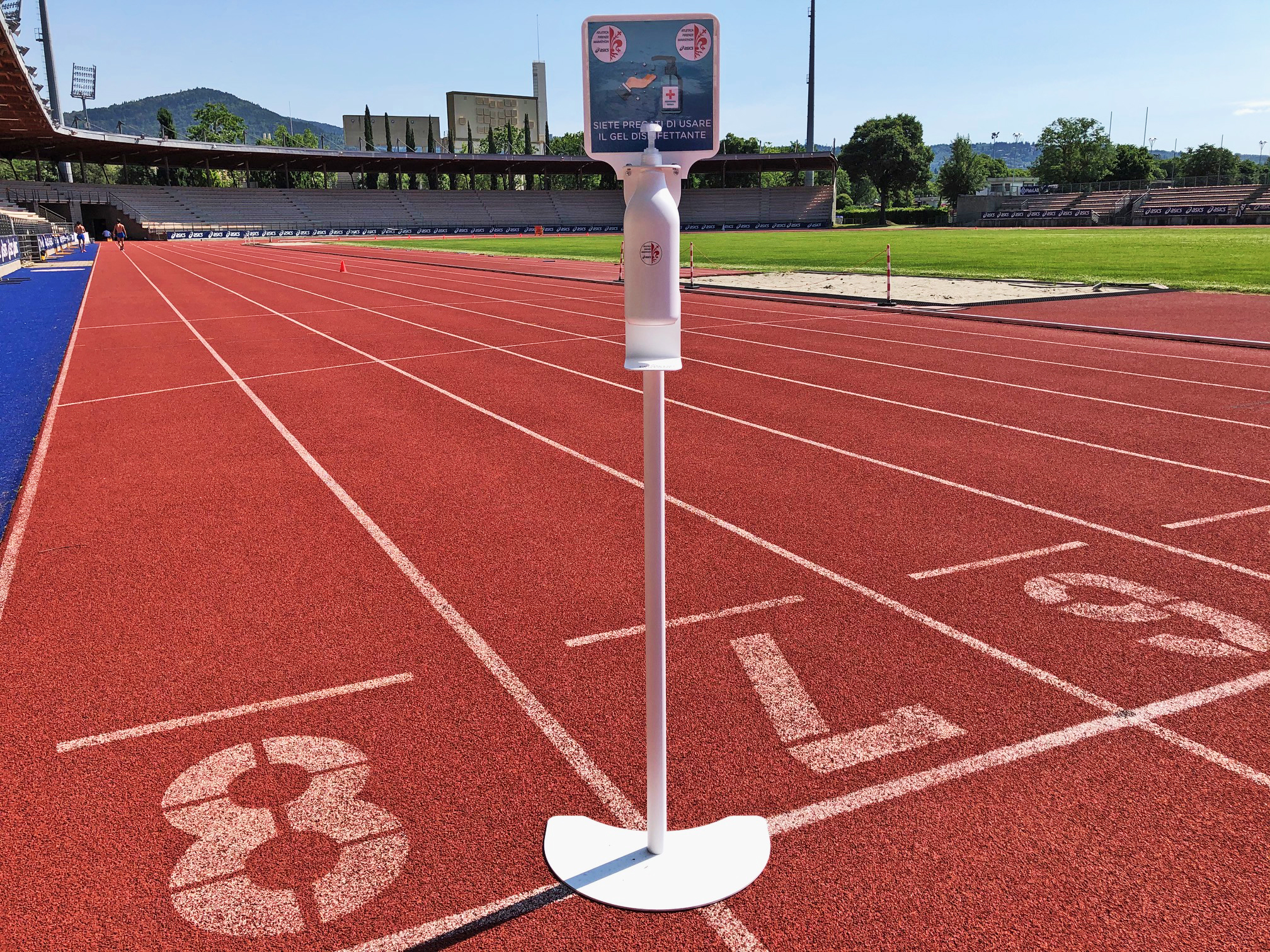 Piantana per Gel Igienizzante mani su campo di atletica 