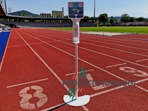 Piantana per Gel Igienizzante mani su campo di atletica  Piantana per Gel Igienizzante mani su campo di atletica