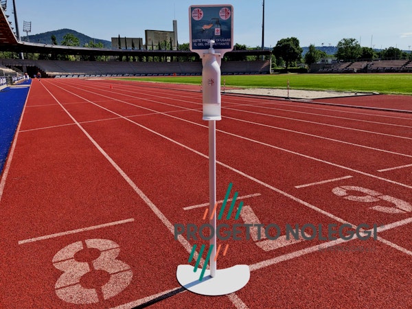 Piantana per Gel Igienizzante mani su campo di atletica  Piantana per Gel Igienizzante mani su campo di atletica