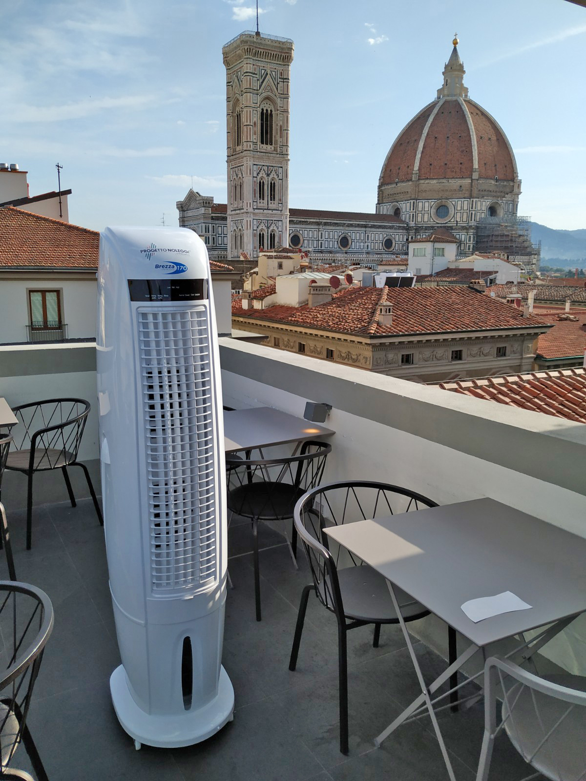 Brezza 170 è un raffrescatore evaporativo portatile capace di ridurre la temperatura percepita da 5°C/7°C circa con una gradevole ventilazione oscillante e regolabile.