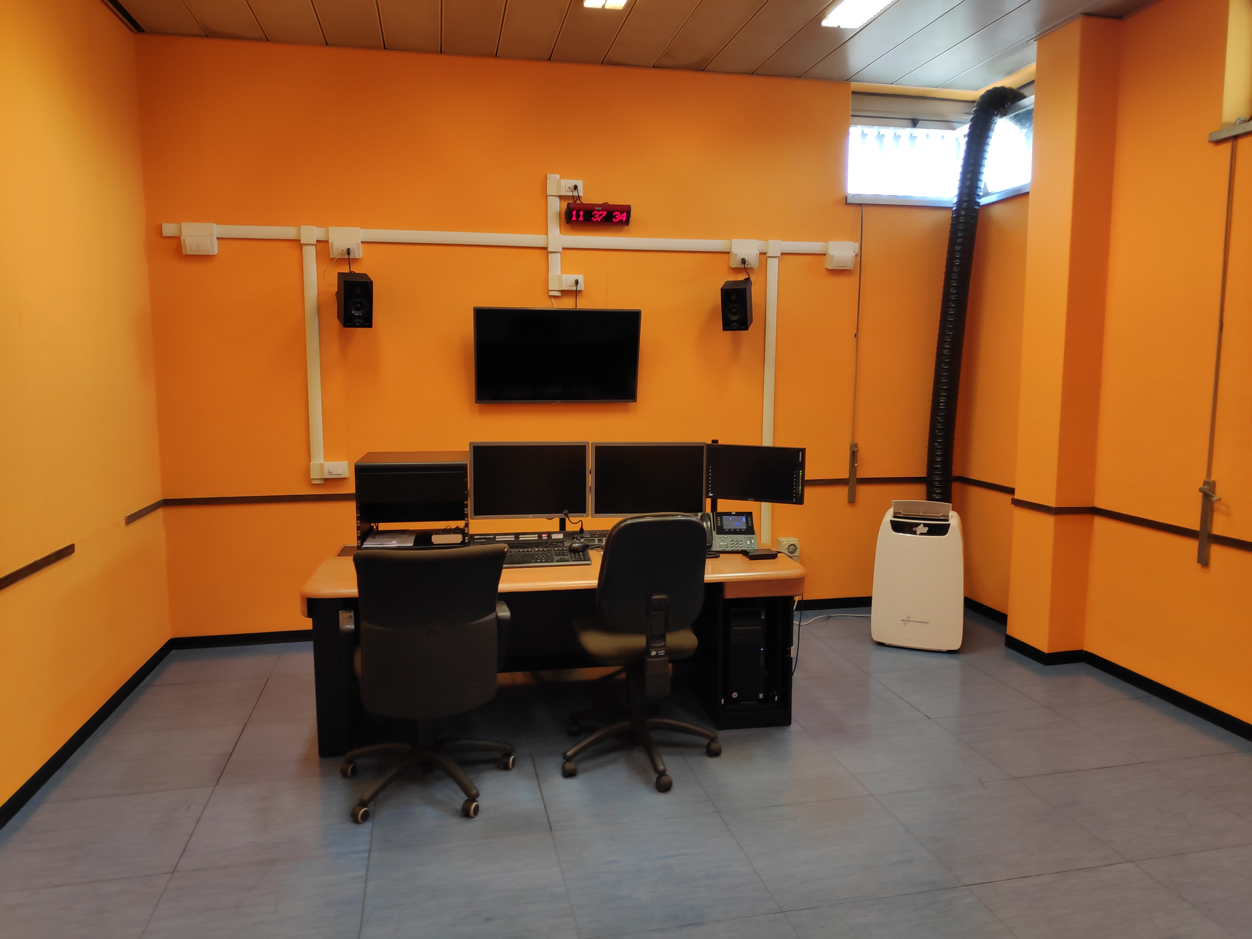 Potente climatizzatore portatile dal Design Made in Italy. Di facilissima installazione e praticità di utilizzo, compattissimo ma molto efficace.