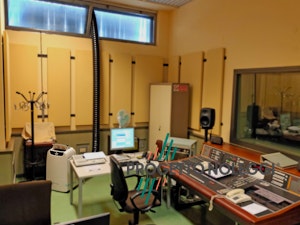 Installazione studio Radiofonico DAP 14 - Climatizzatore Potente climatizzatore portatile dal Design Made in Italy. Di facilissima installazione e praticità di utilizzo, compattissimo ma molto efficace.