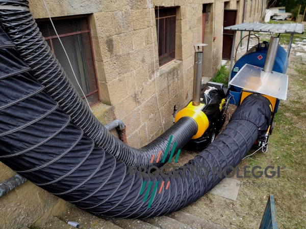 Installazione tubazioni flessibili per distribuzione aria calda in ambiente Installazione tubazioni flessibili aria calda