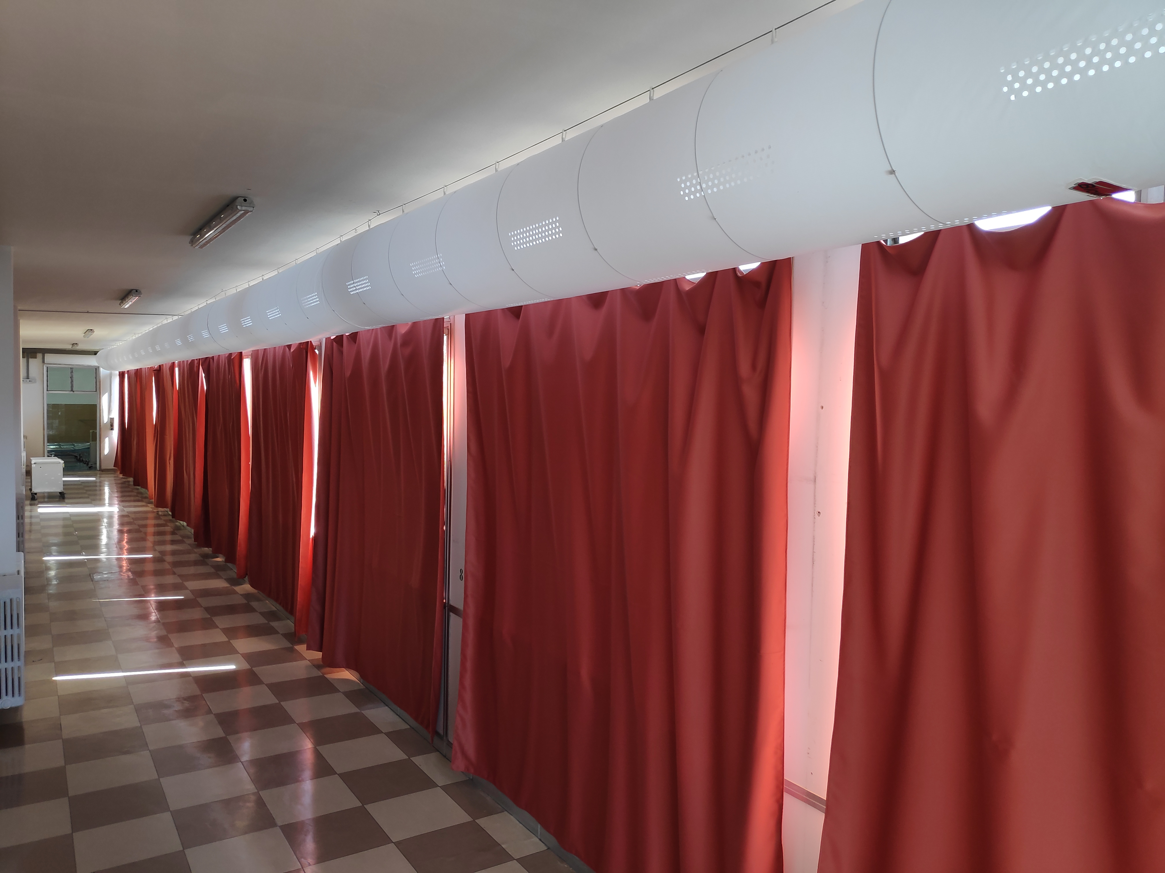 Installazione diffusori forati in tessuto per la distribuzione dell'aria calda e fredda in ambiente