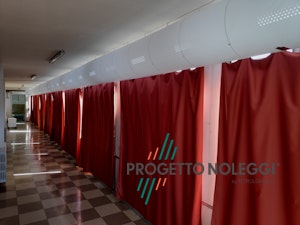 Installazione diffusori forati in tessuto per la distribuzione dell'aria calda e fredda in ambiente Installazione diffusori forati in tessuto per la distribuzione dell'aria calda e fredda in ambiente