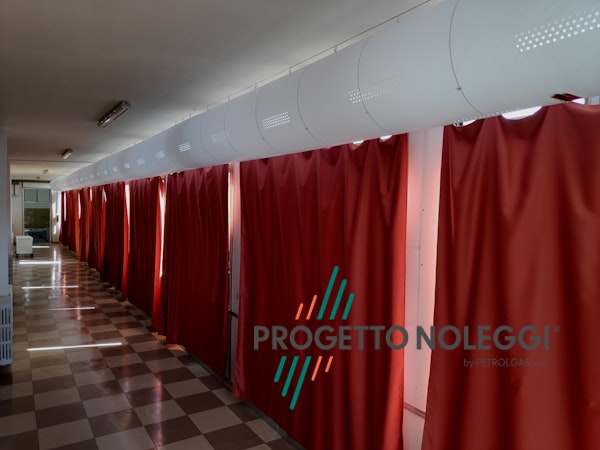 Installazione diffusori forati in tessuto per la distribuzione dell'aria calda e fredda in ambiente Installazione diffusori forati in tessuto per la distribuzione dell'aria calda e fredda in ambiente