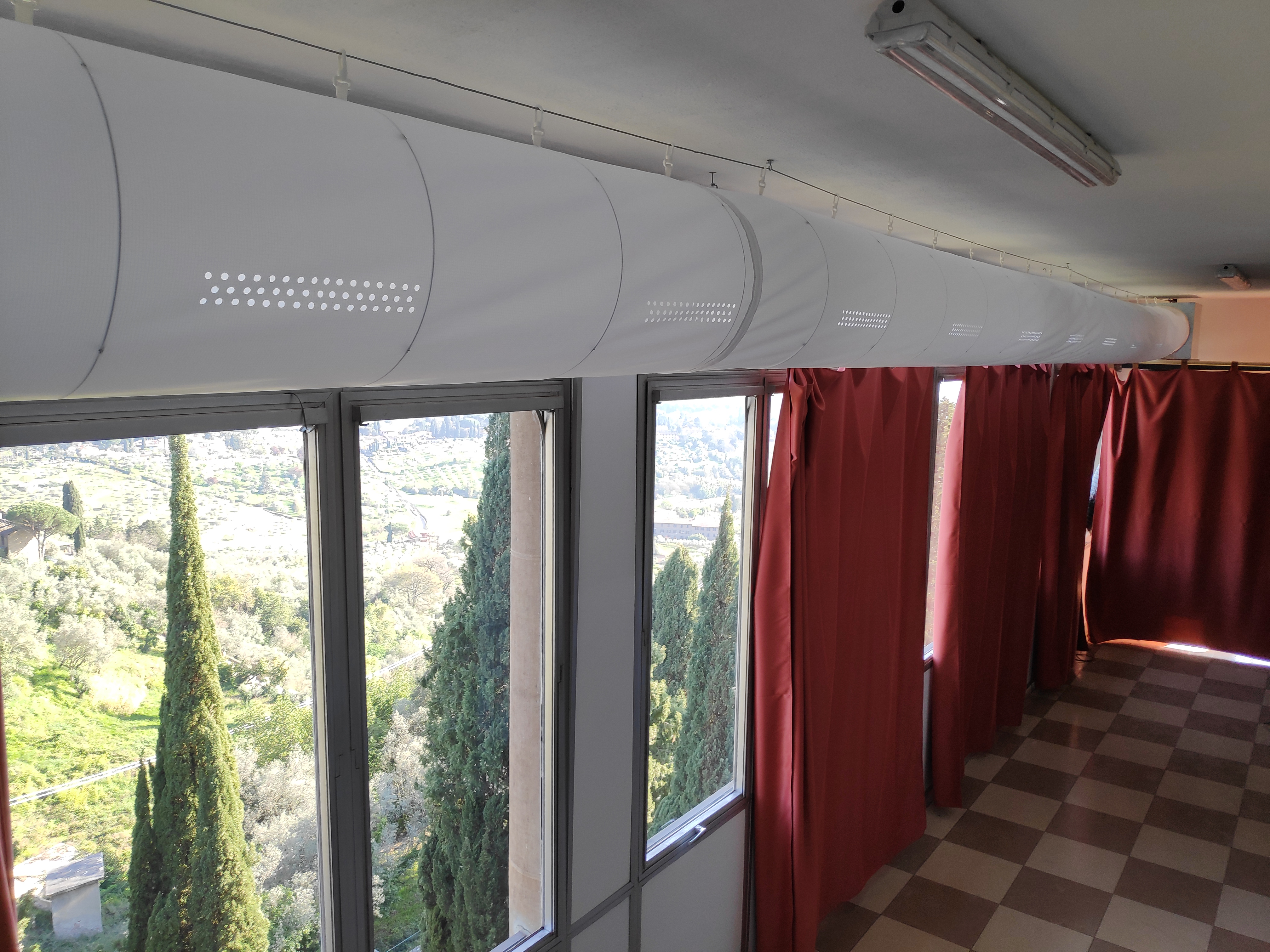 Diffusore forato in tessuto per la distribuzione dell'aria calda e fredda